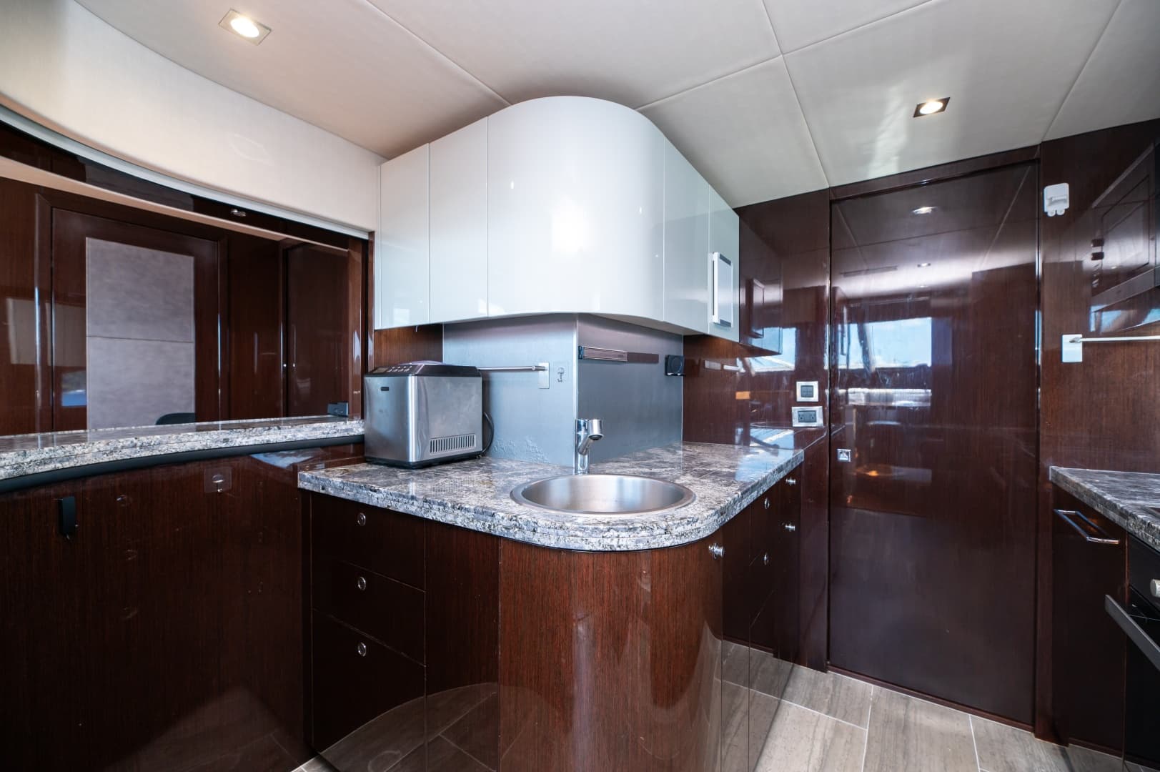 2017 Sunseeker 86 Yacht