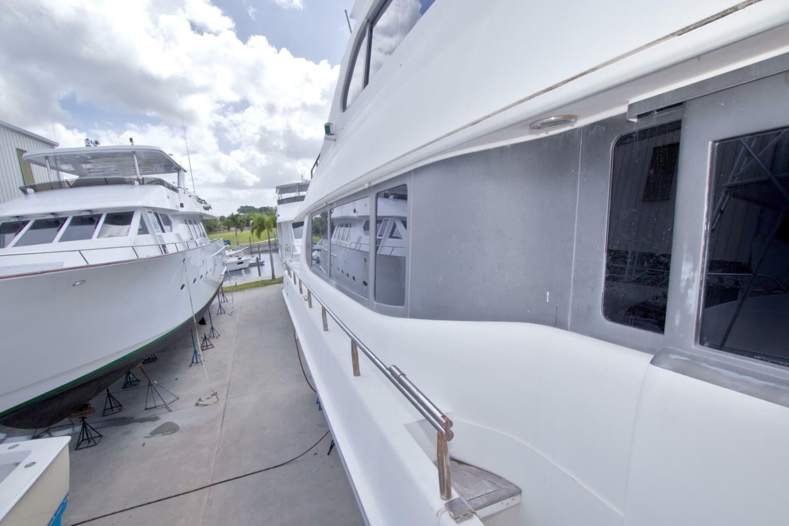 1998 Lazzara Yachts 76 Skylounge Grand Salon
