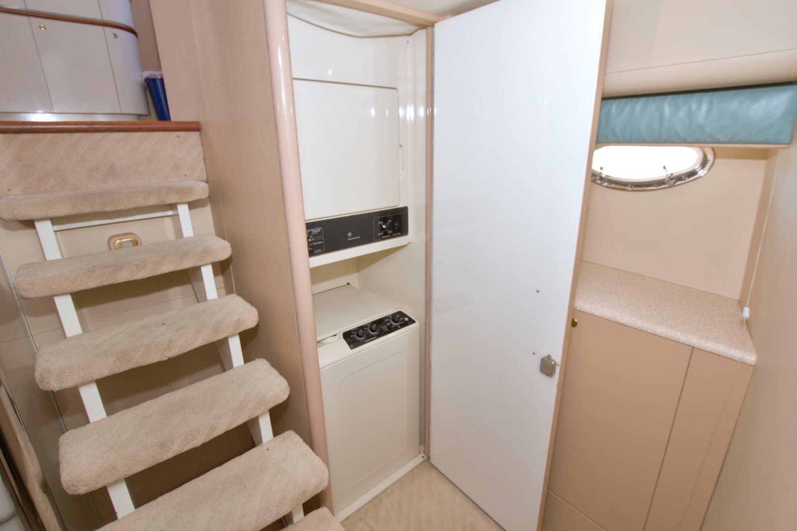 1998 Lazzara Yachts 76 Skylounge Grand Salon