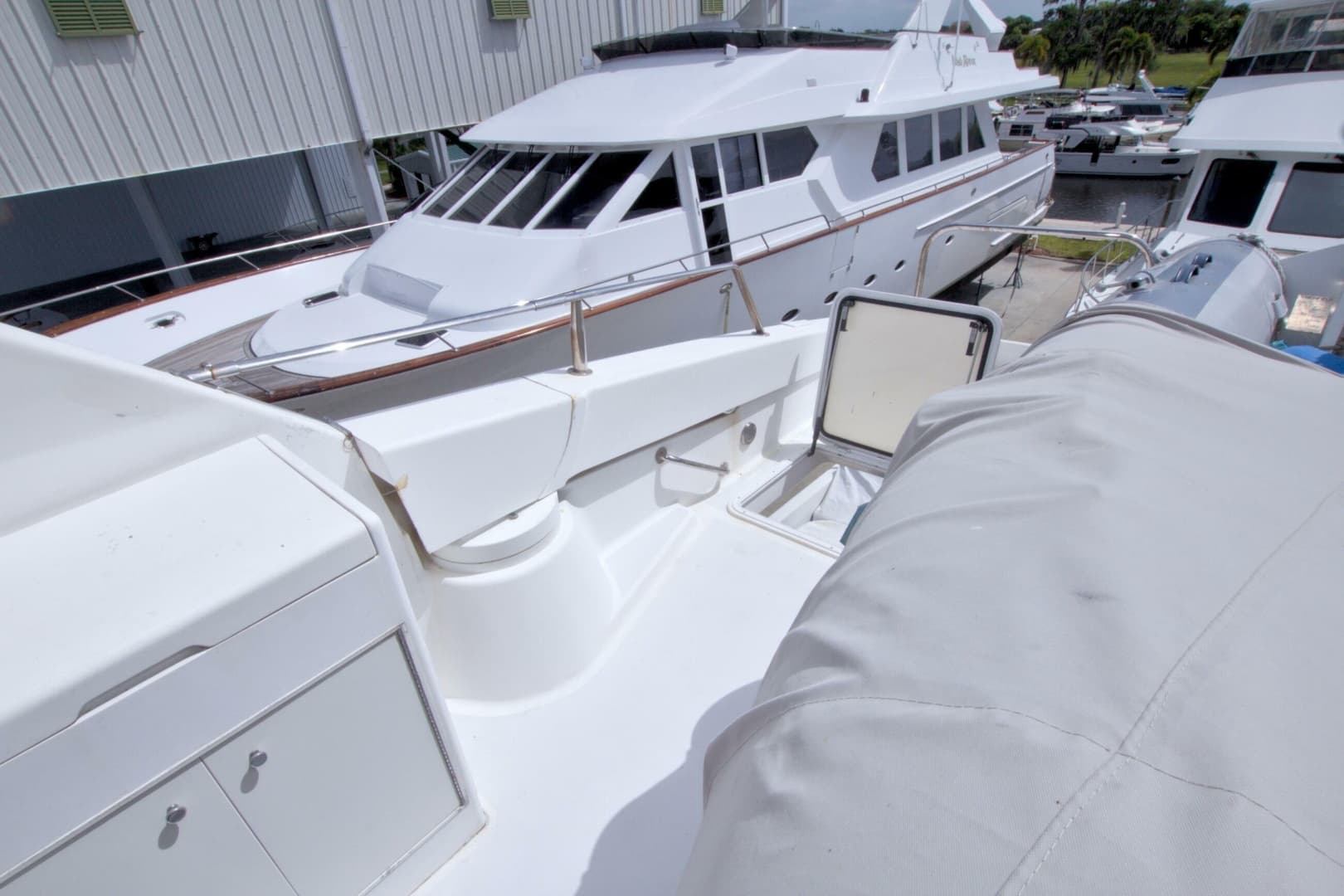 1998 Lazzara Yachts 76 Skylounge Grand Salon