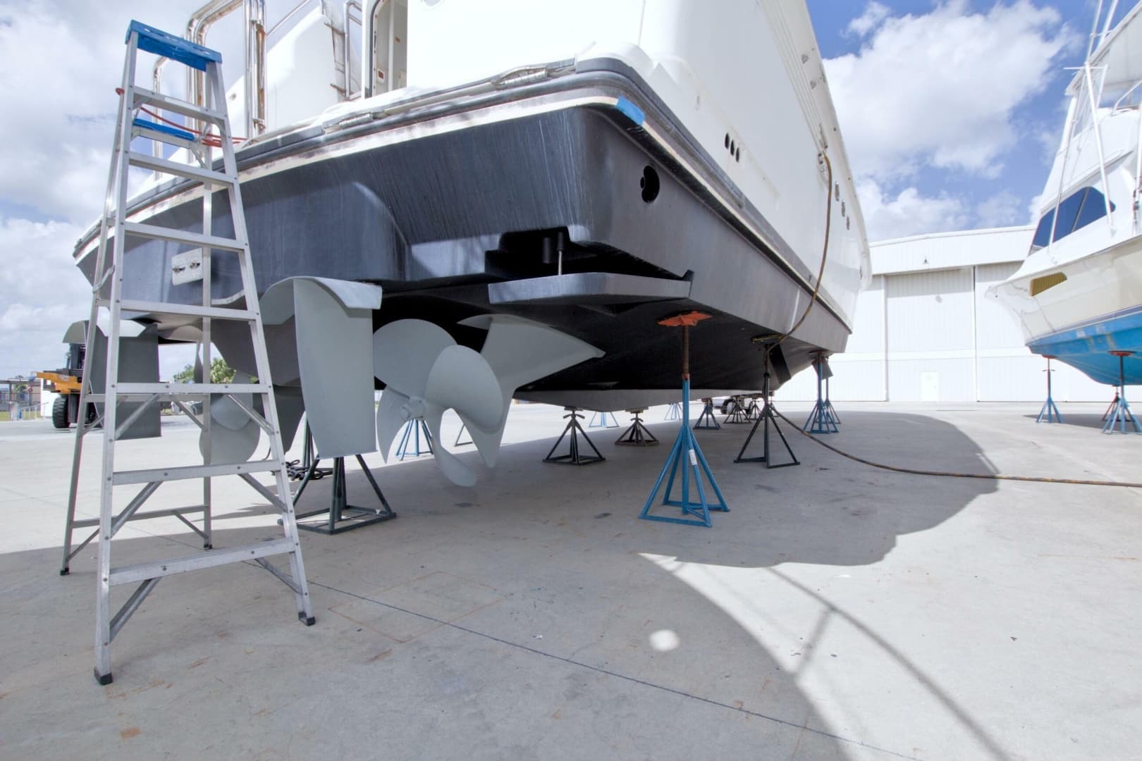 1998 Lazzara Yachts 76 Skylounge Grand Salon