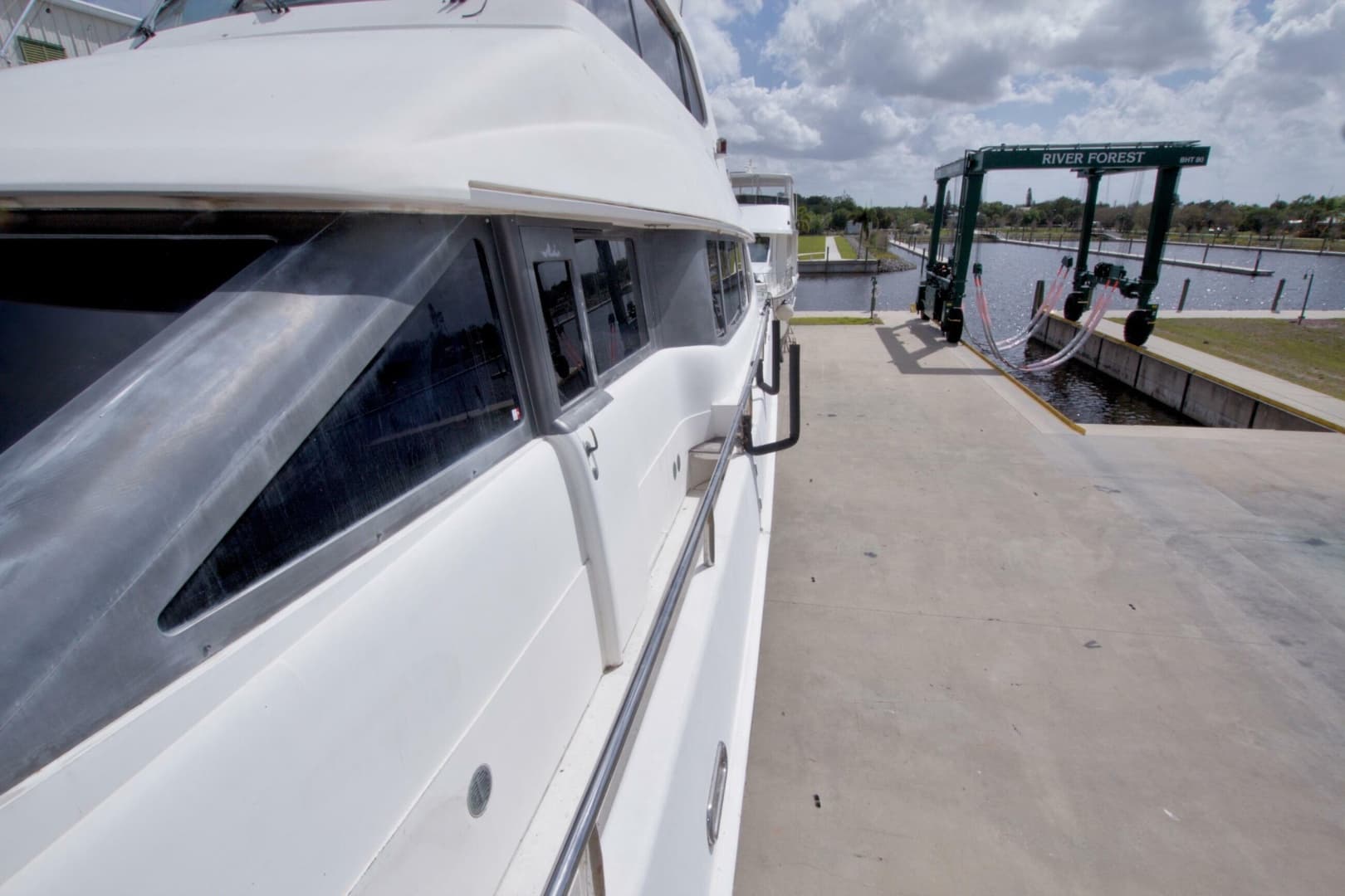 1998 Lazzara Yachts 76 Skylounge Grand Salon