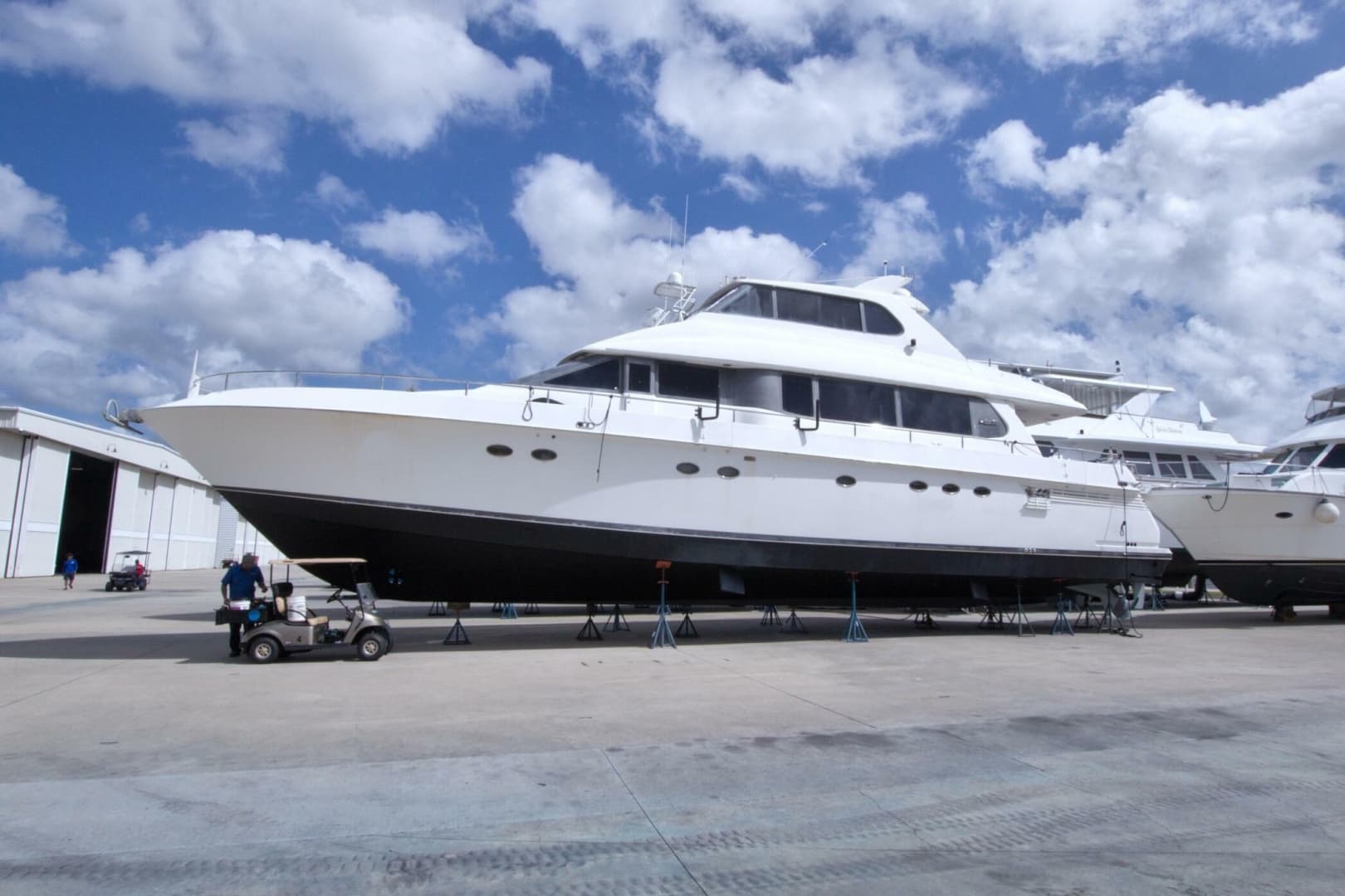 1998 Lazzara Yachts 76 Skylounge Grand Salon