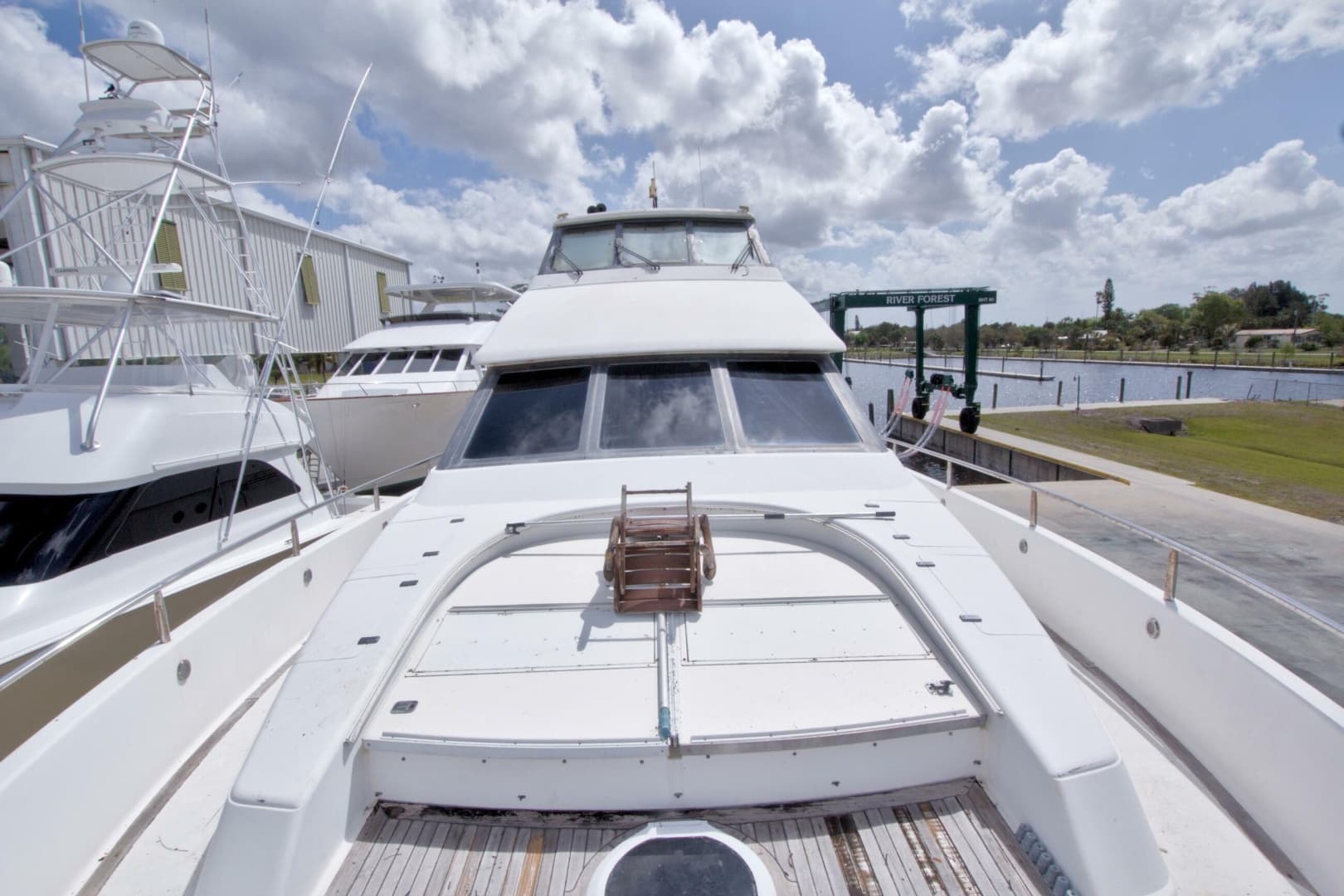 1998 Lazzara Yachts 76 Skylounge Grand Salon