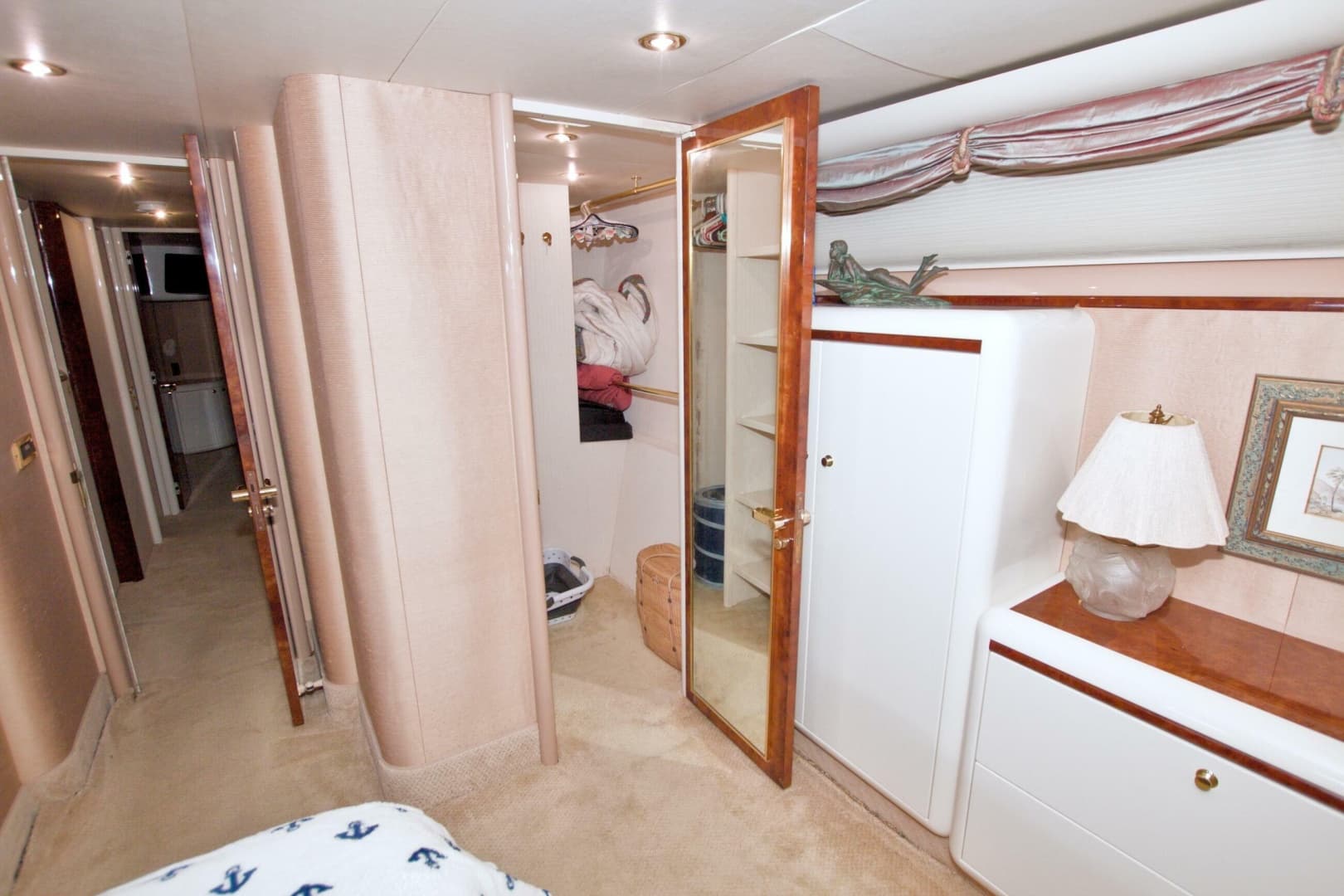 1998 Lazzara Yachts 76 Skylounge Grand Salon
