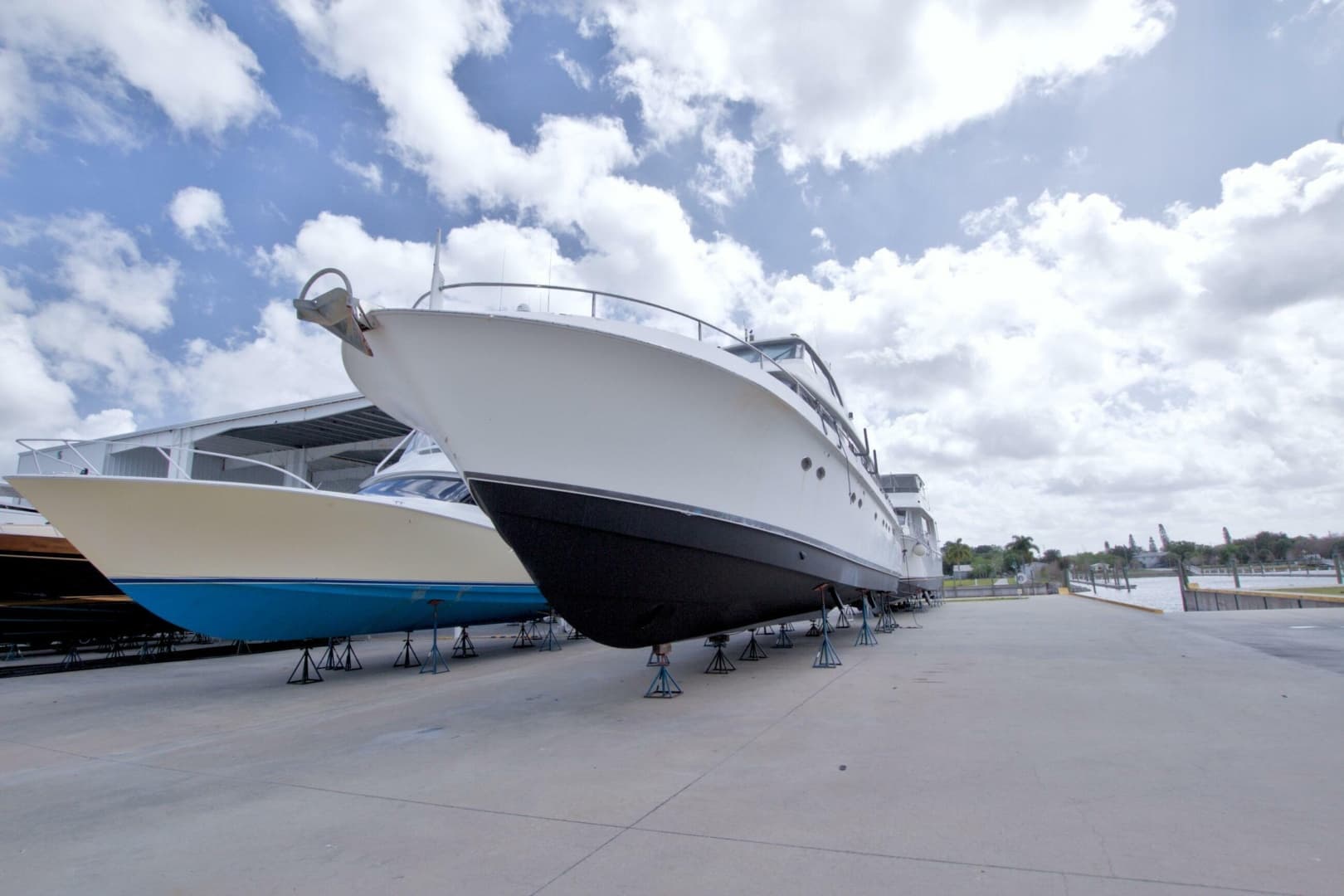 1998 Lazzara Yachts 76 Skylounge Grand Salon