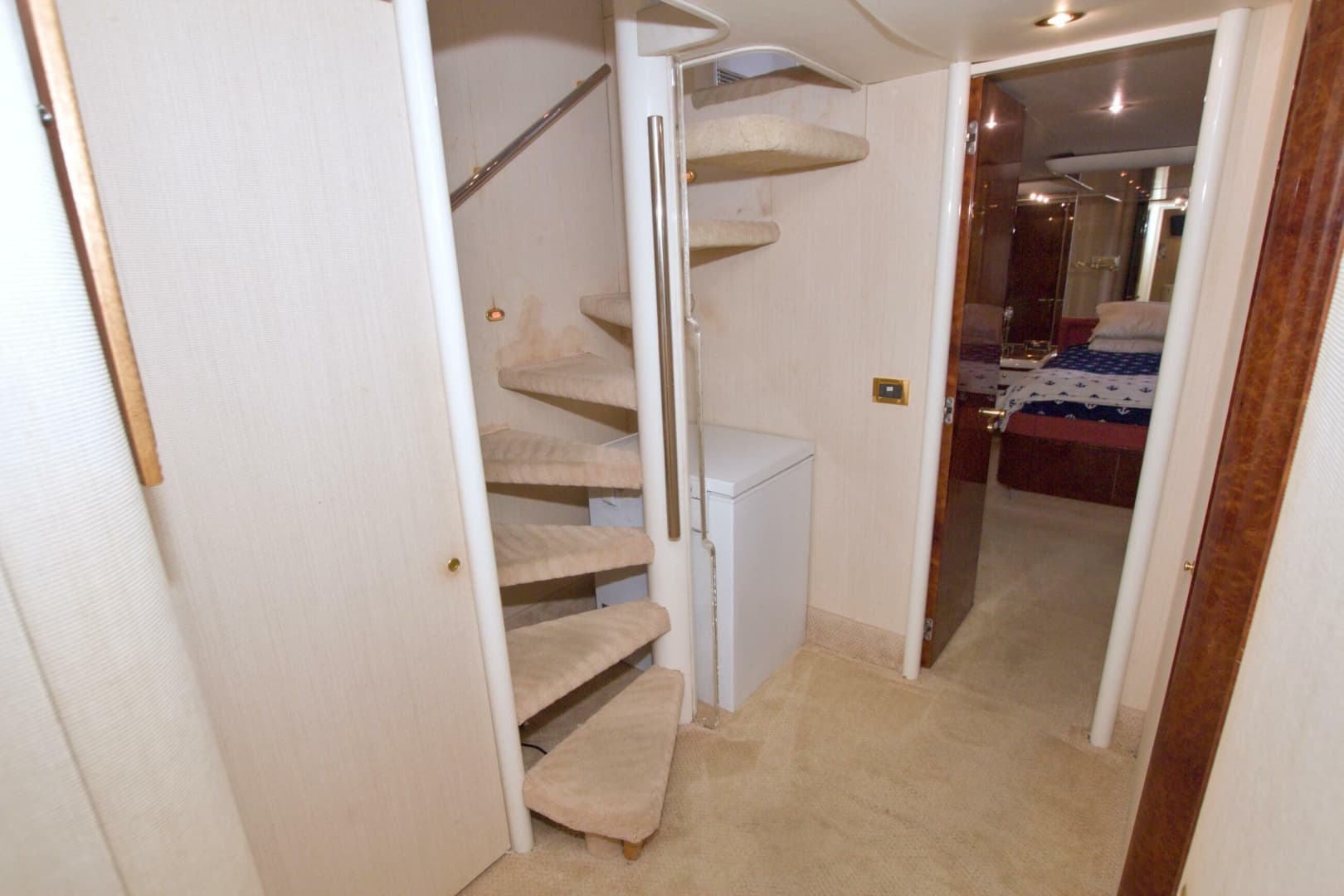 1998 Lazzara Yachts 76 Skylounge Grand Salon