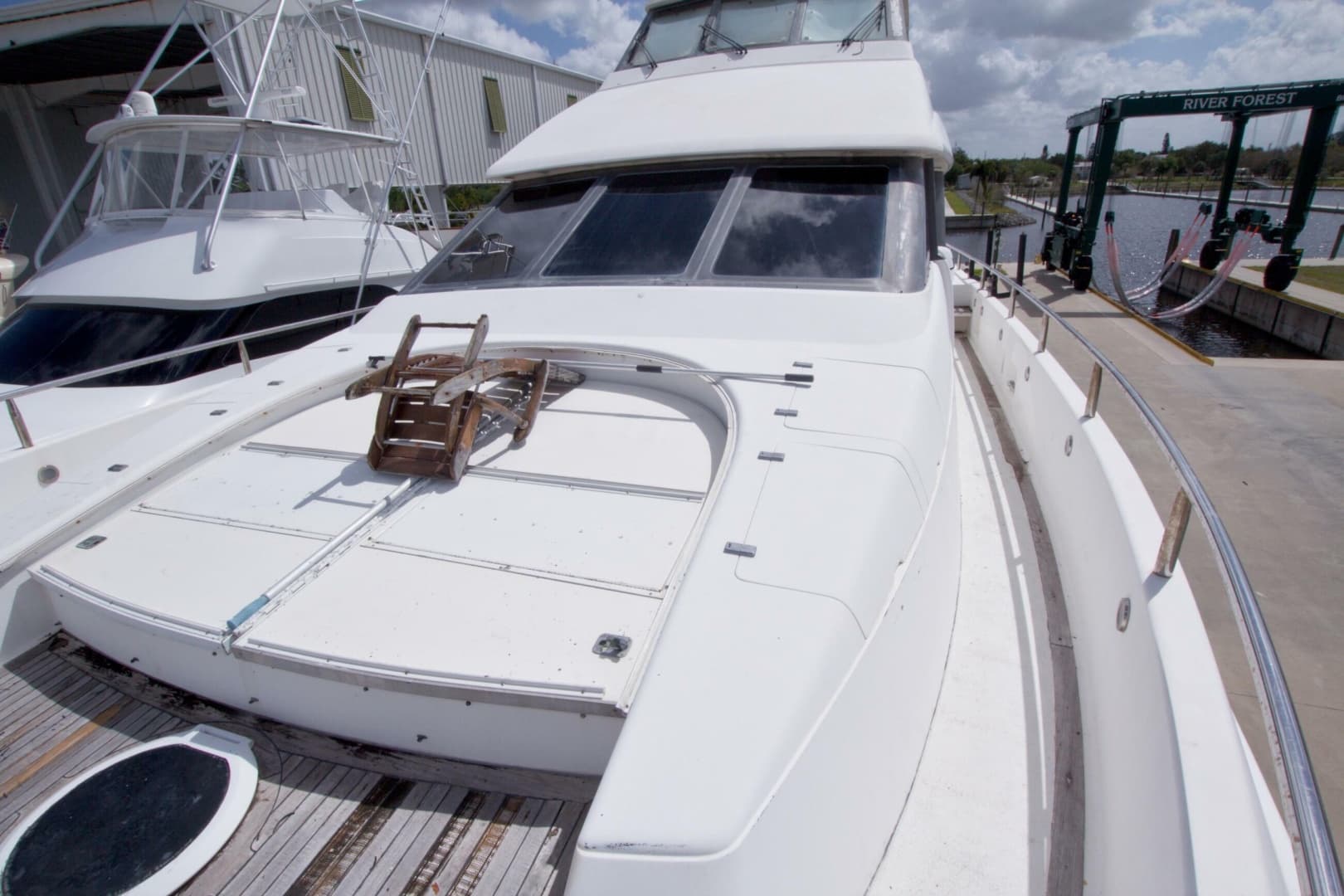 1998 Lazzara Yachts 76 Skylounge Grand Salon