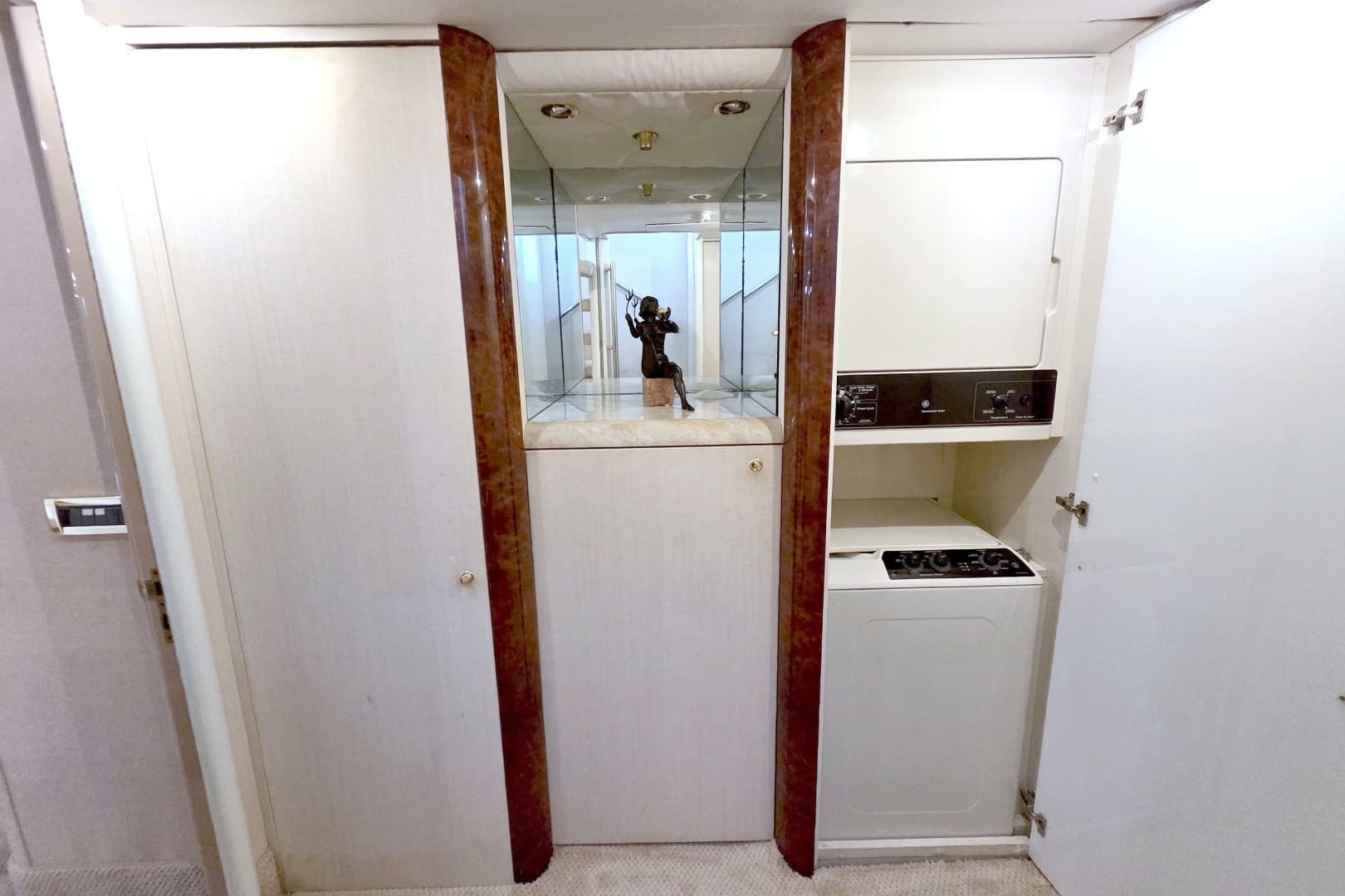 1998 Lazzara Yachts 76 Skylounge Grand Salon