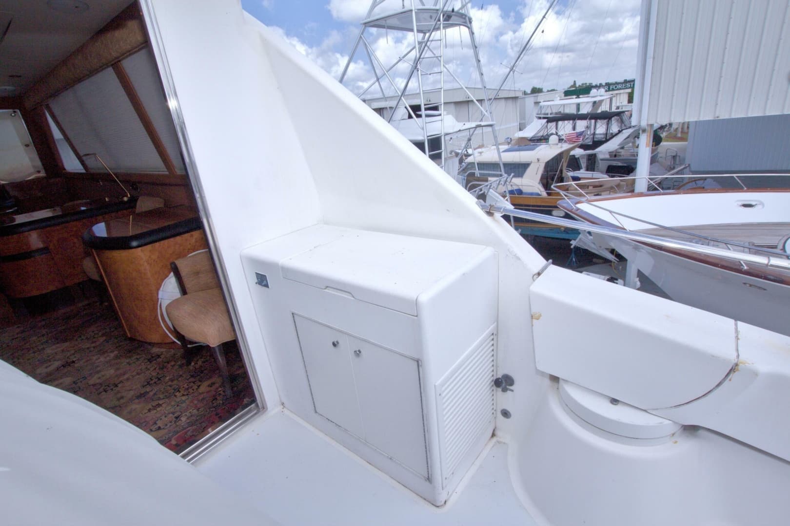 1998 Lazzara Yachts 76 Skylounge Grand Salon