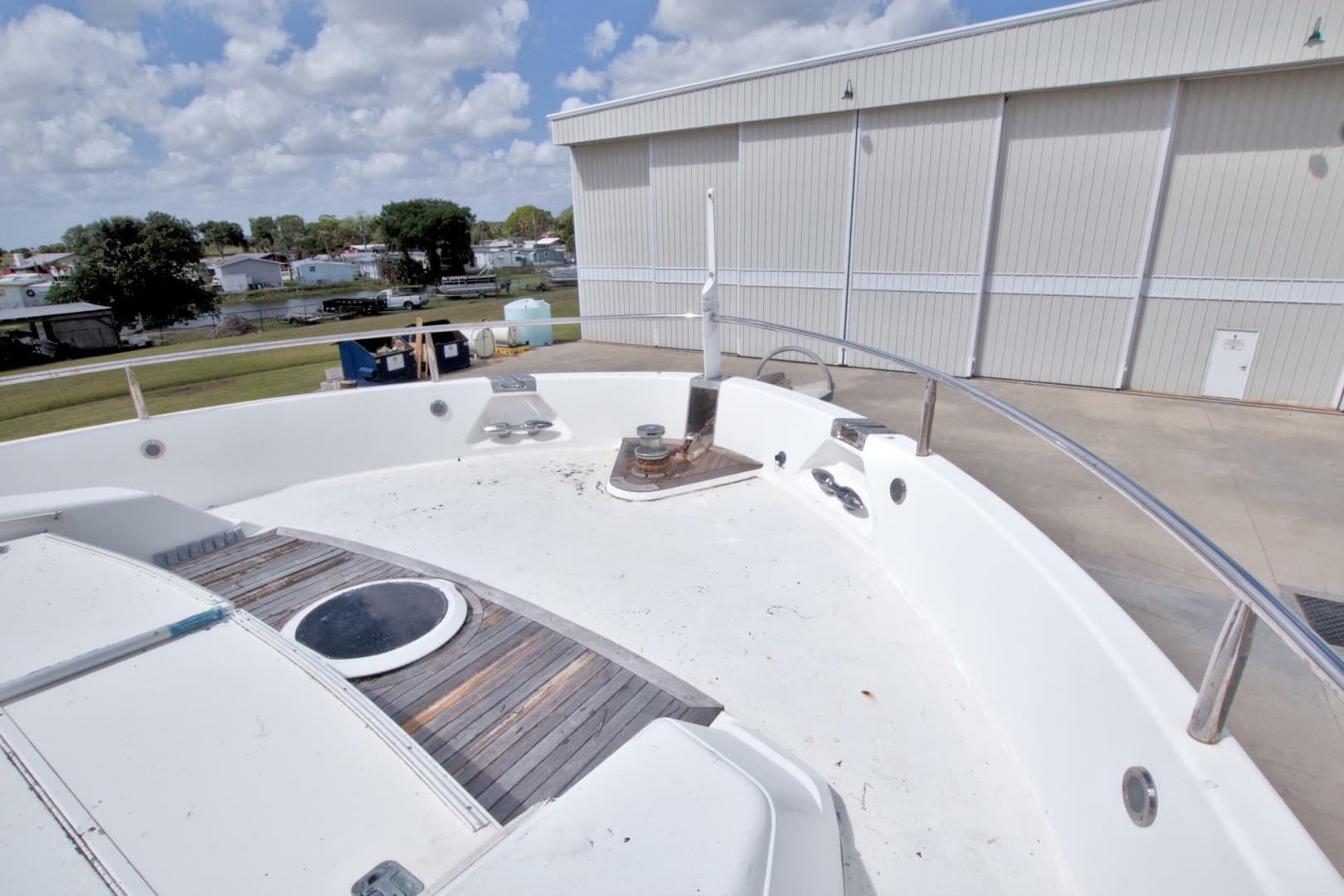 1998 Lazzara Yachts 76 Skylounge Grand Salon
