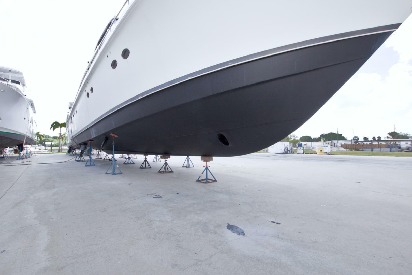 1998 Lazzara Yachts 76 Skylounge Grand Salon