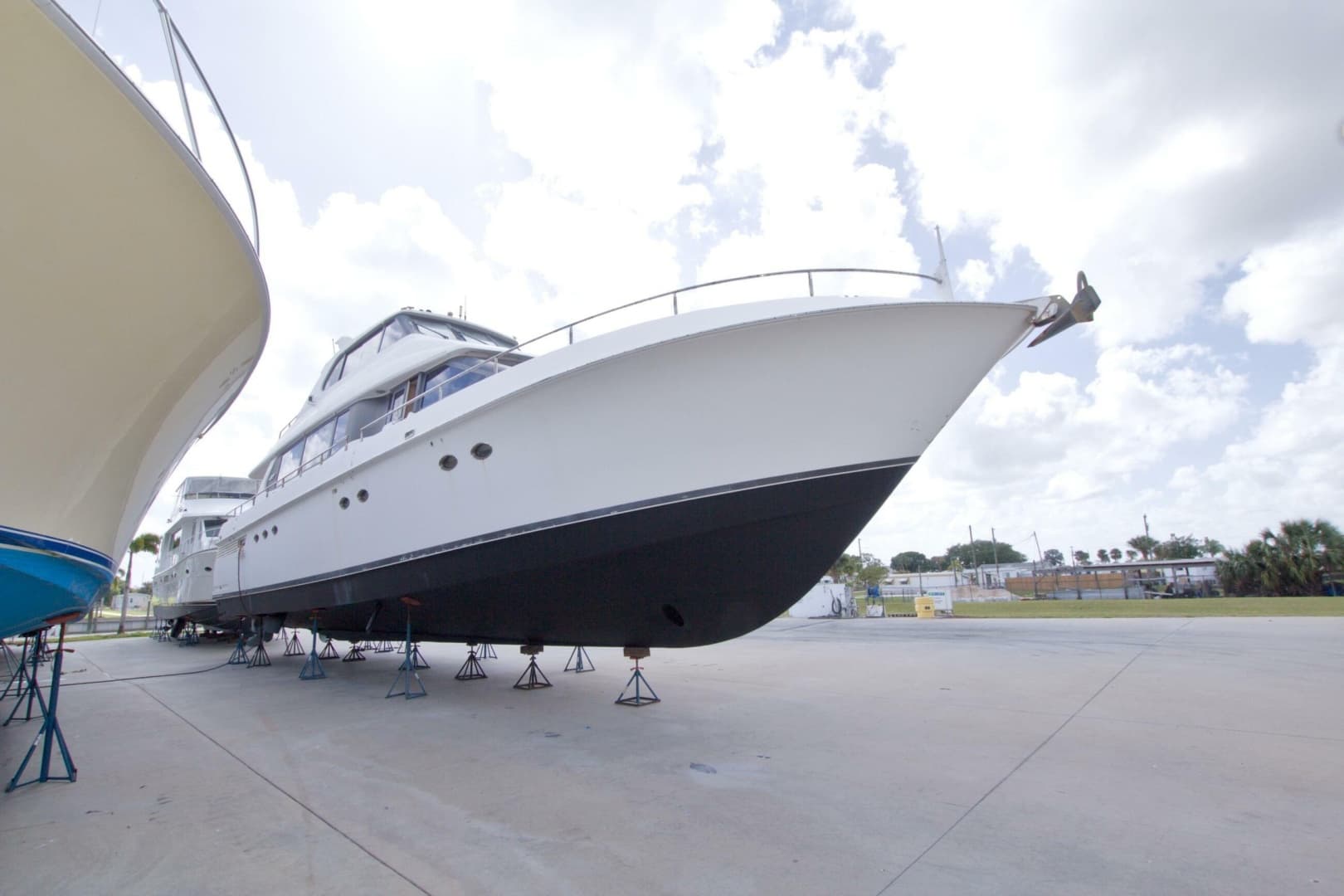 1998 Lazzara Yachts 76 Skylounge Grand Salon