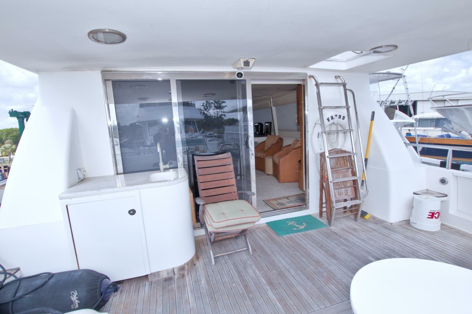 1998 Lazzara Yachts 76 Skylounge Grand Salon