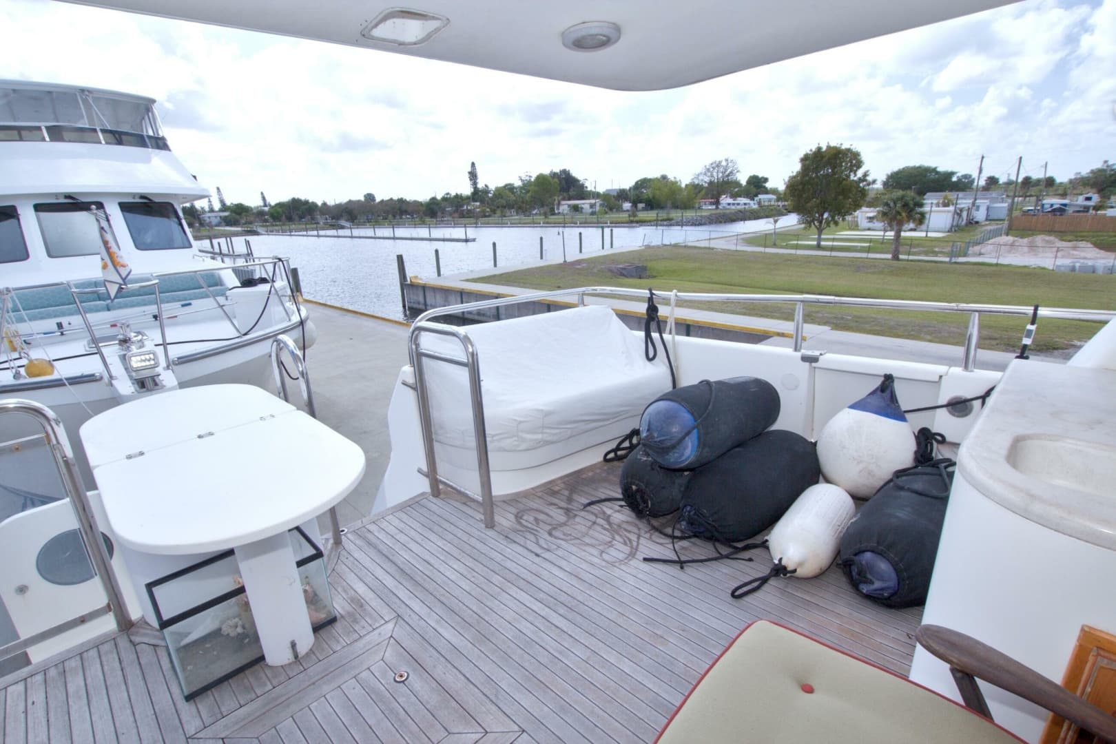 1998 Lazzara Yachts 76 Skylounge Grand Salon