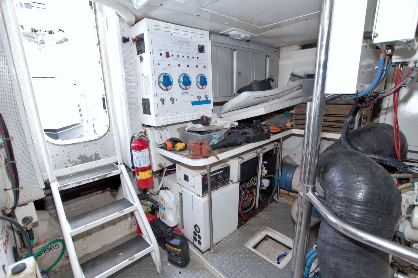 1998 Lazzara Yachts 76 Skylounge Grand Salon