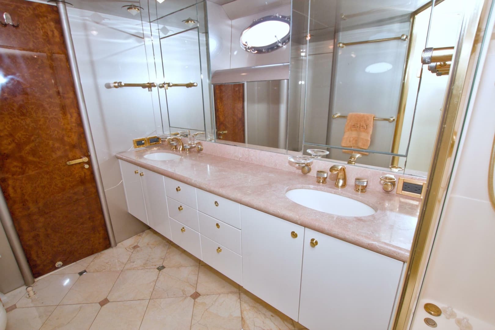 1998 Lazzara Yachts 76 Skylounge Grand Salon