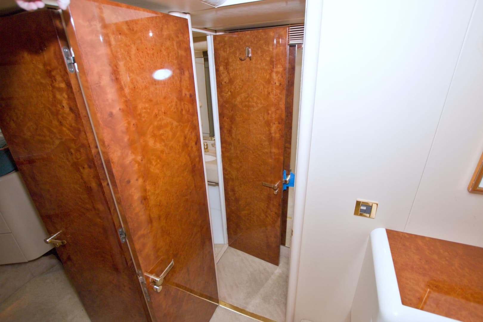1998 Lazzara Yachts 76 Skylounge Grand Salon