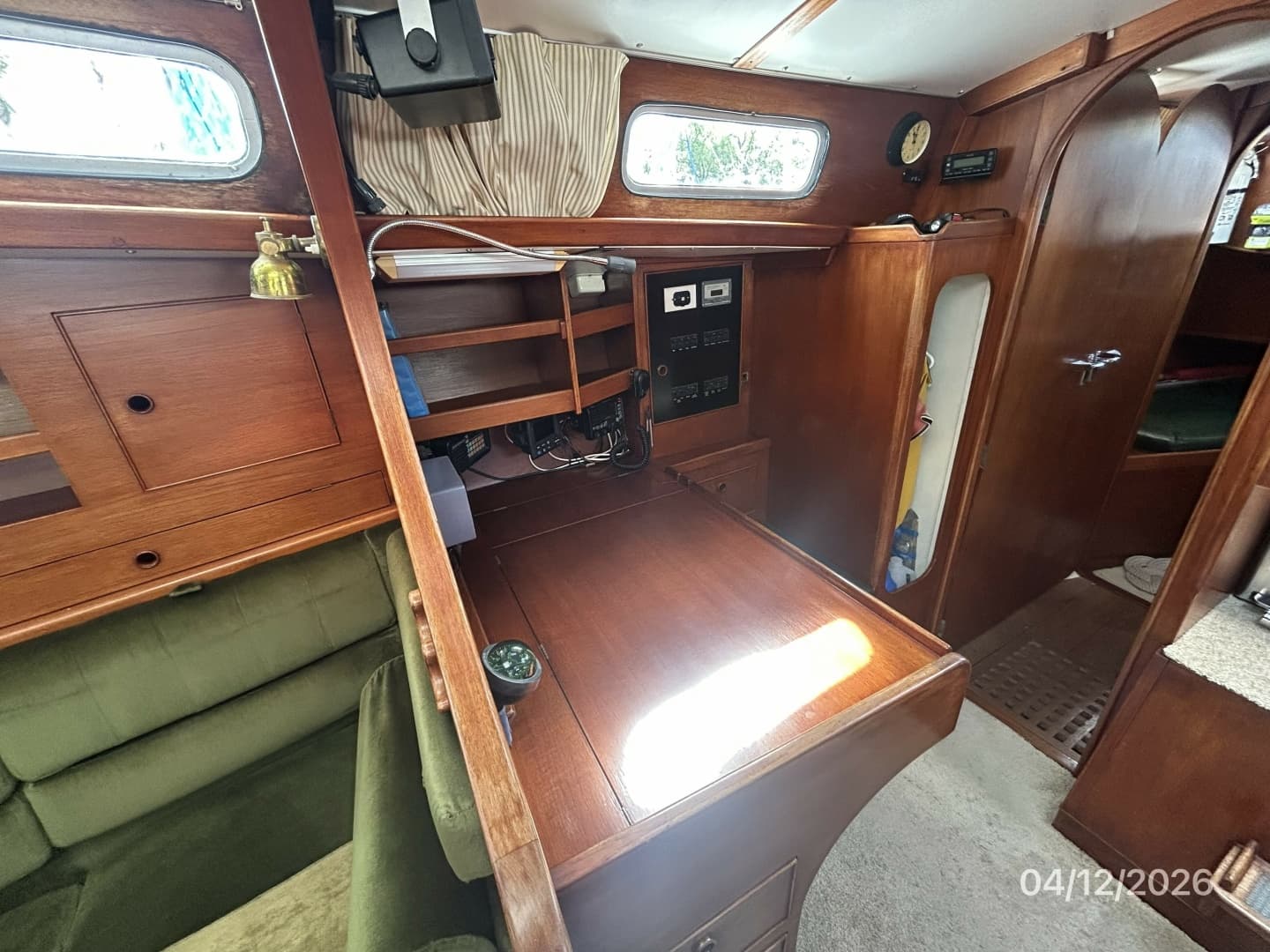 41' Rival nav station1