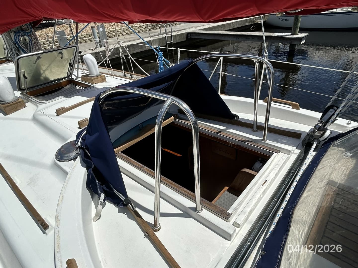 41' Rival forward companionway1