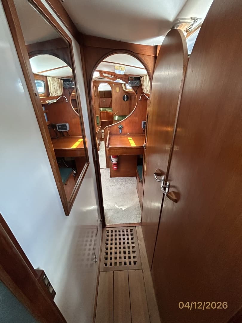 41' Rival master stateroom companionway forward