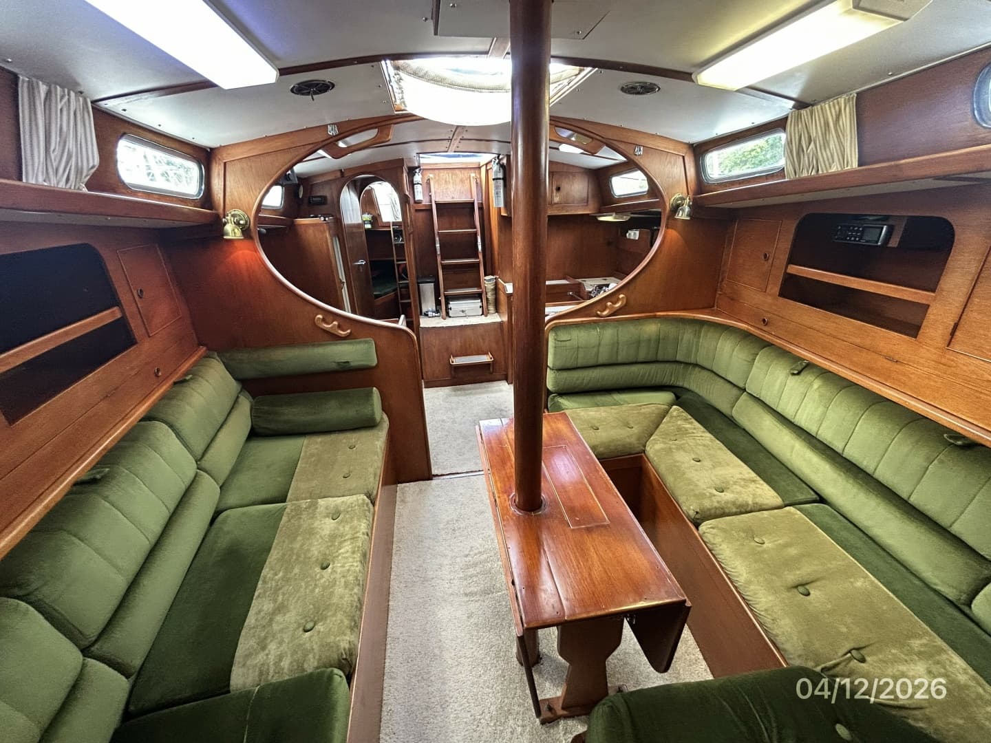 41' Rival salon aft