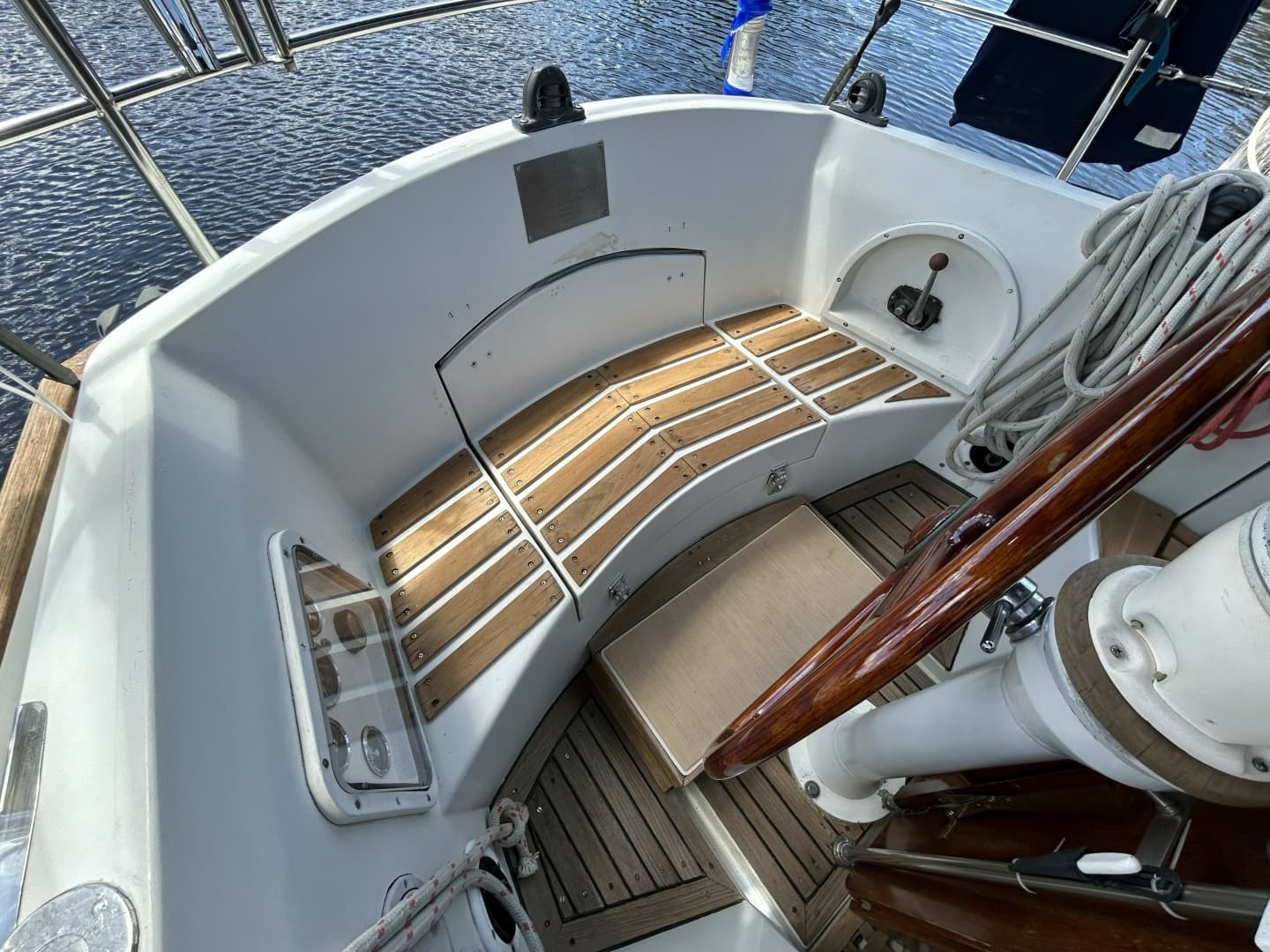 41' Rival cockpit aft seating