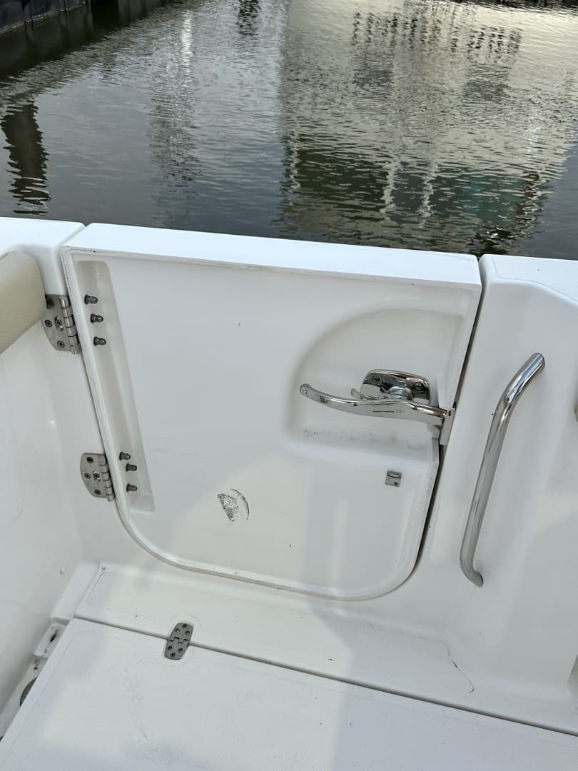 PURSUIT 28 S288 - Access door