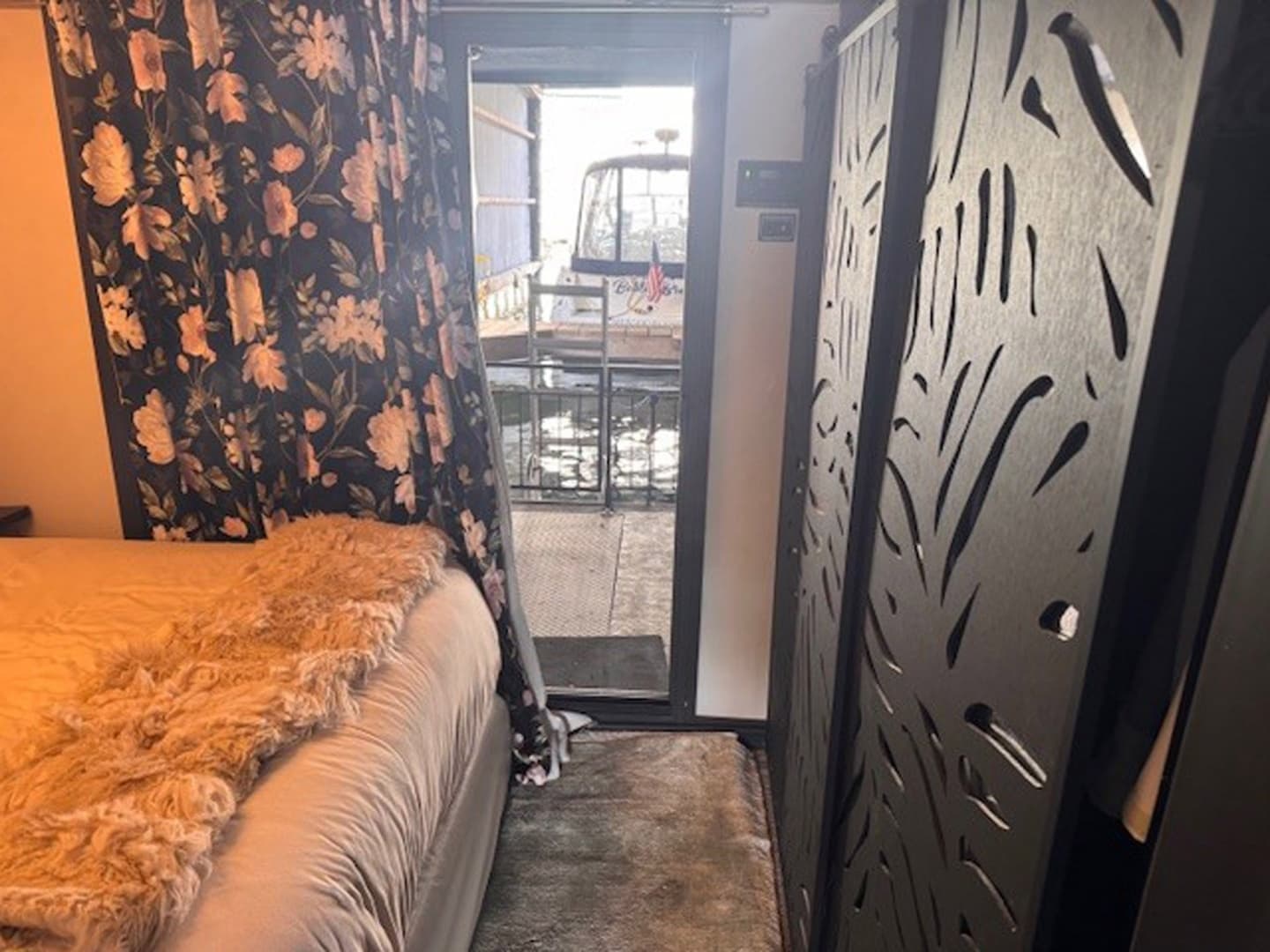 1985 Three Buoys Houseboat