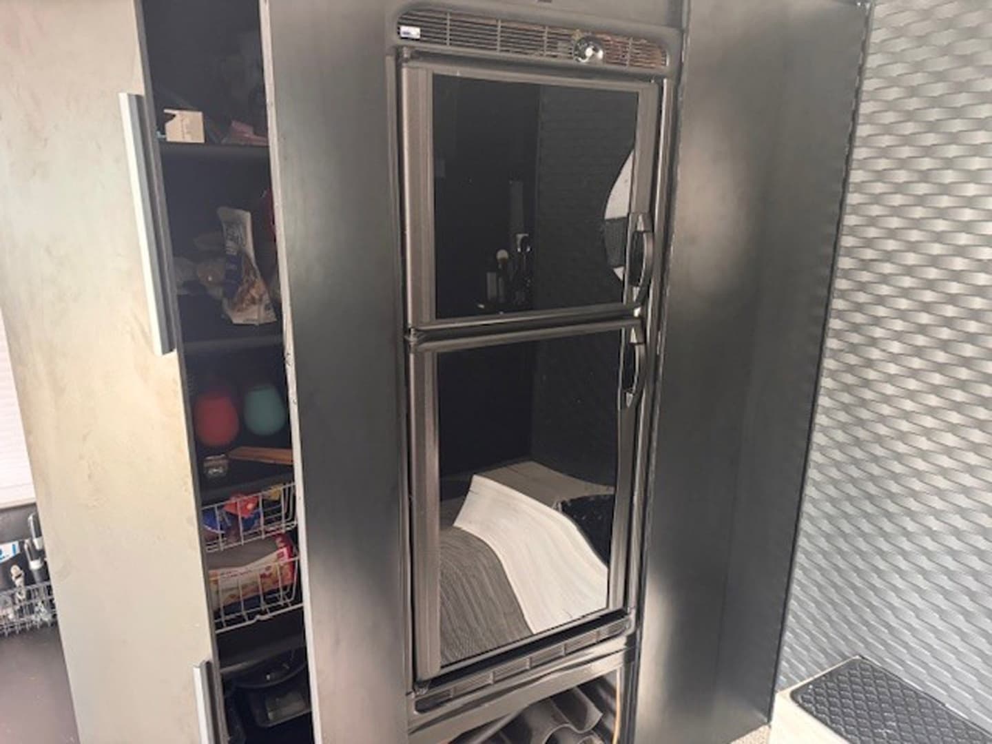 1985 Three Buoys Houseboat