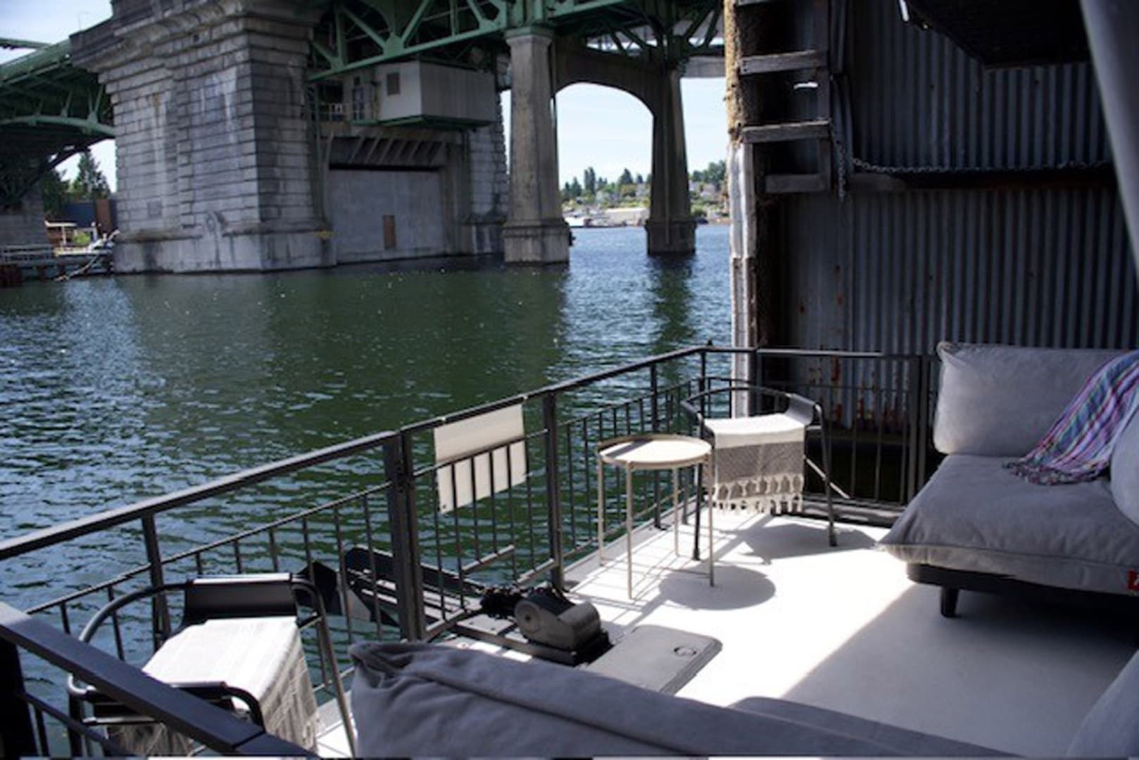 1985 Three Buoys Houseboat