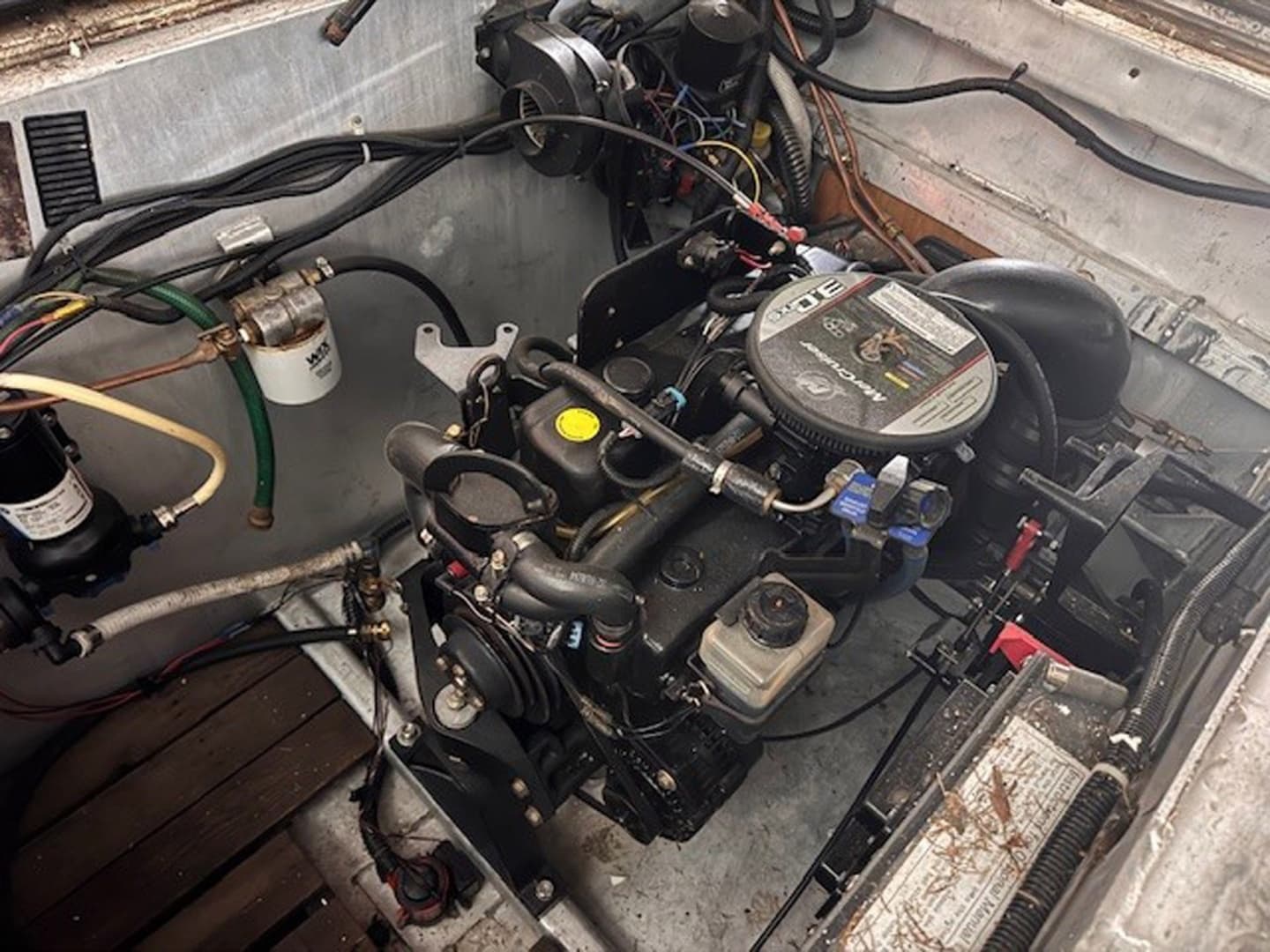 1985 Three Buoys Houseboat