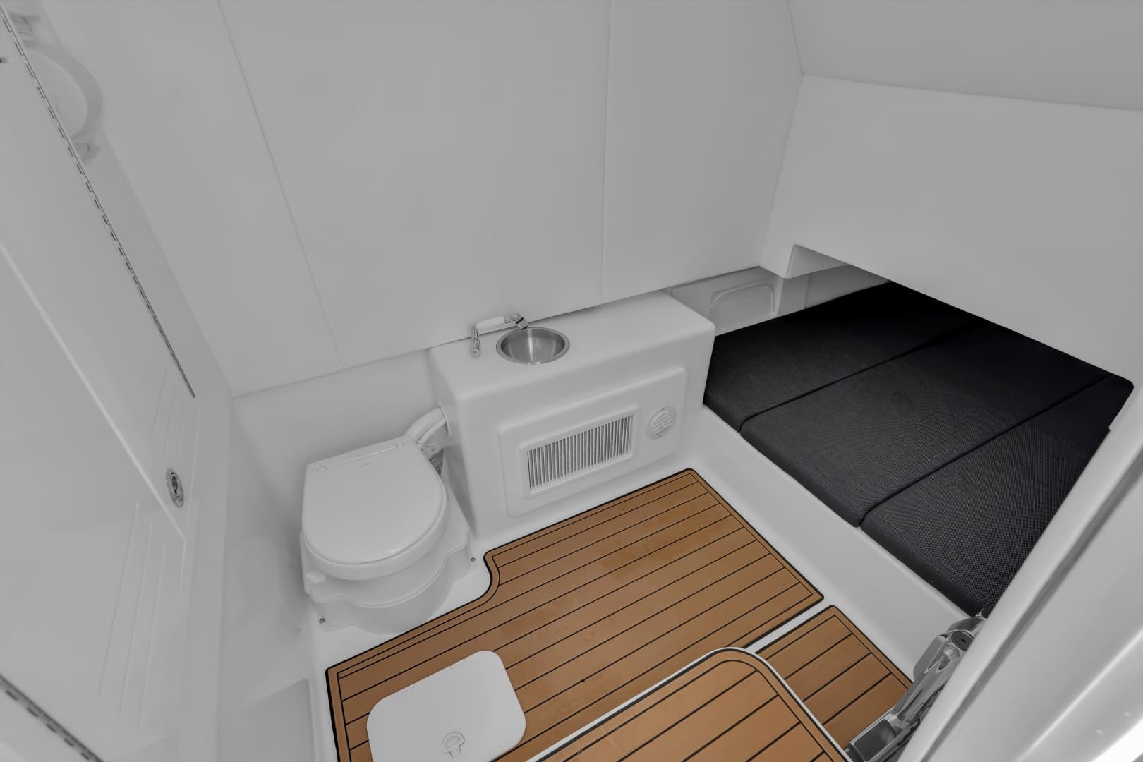 2026 Front Runner 39 Center Console