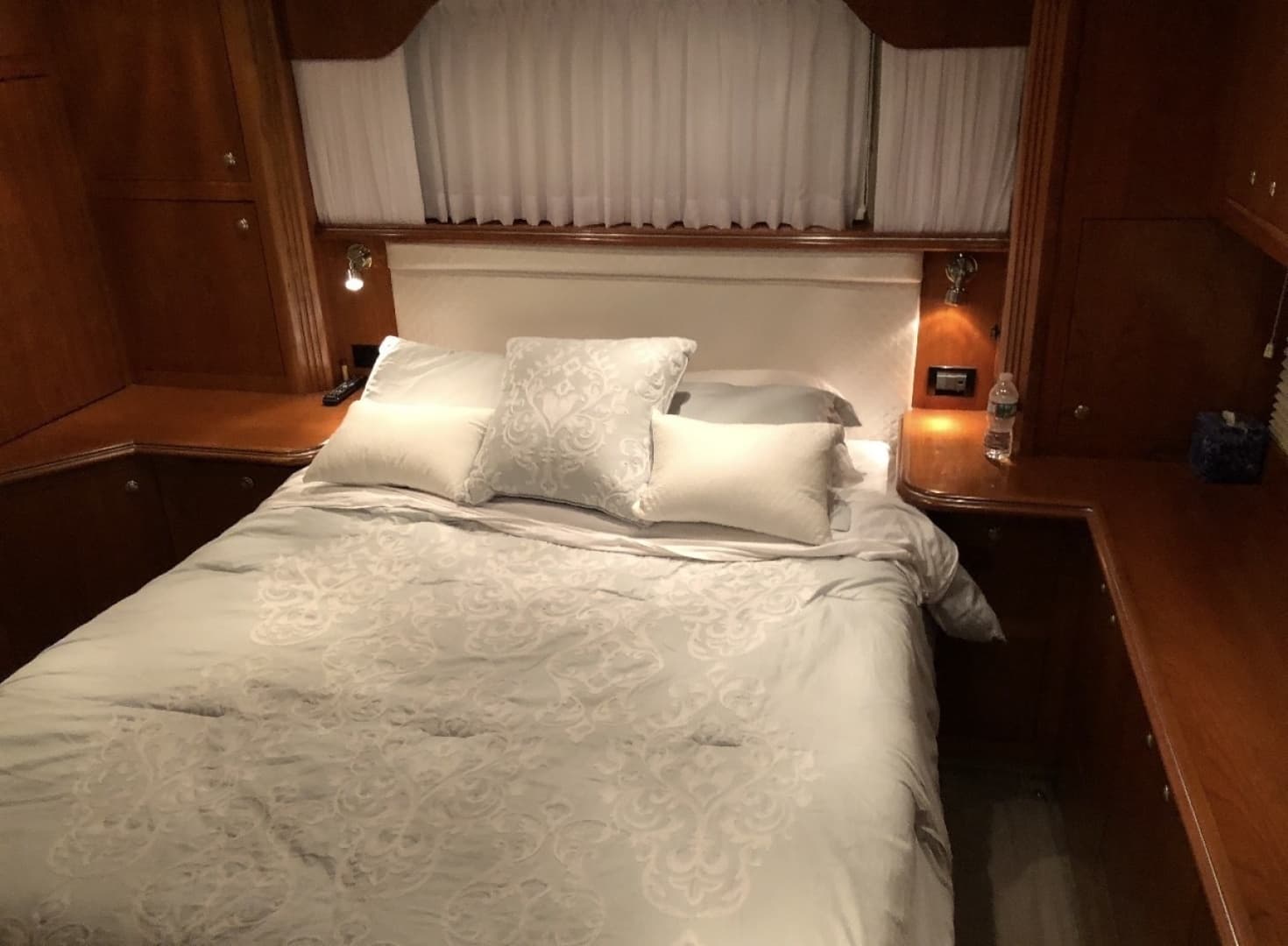 2005 Cruisers Yachts 405 Motor Yacht