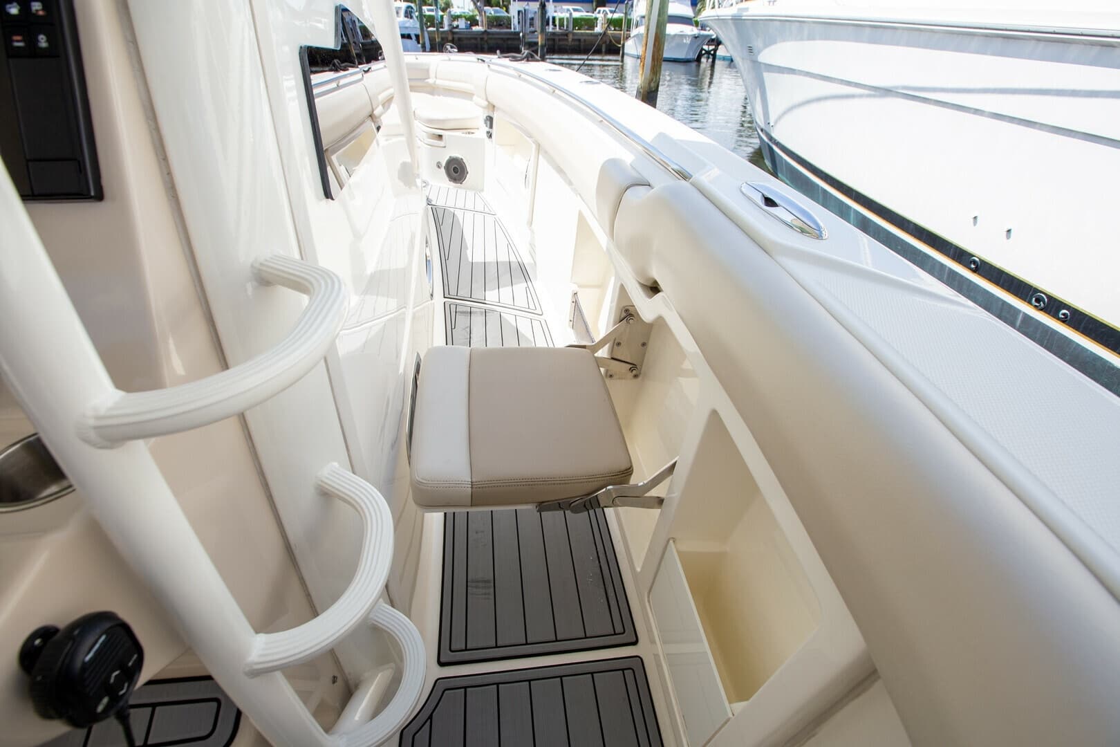 2019 Boston Whaler 380 Outrage