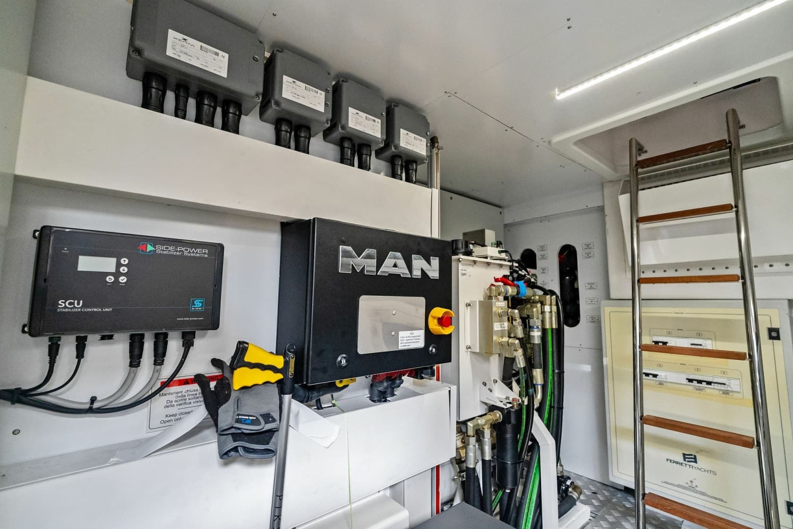 2023 Ferretti Yachts 860