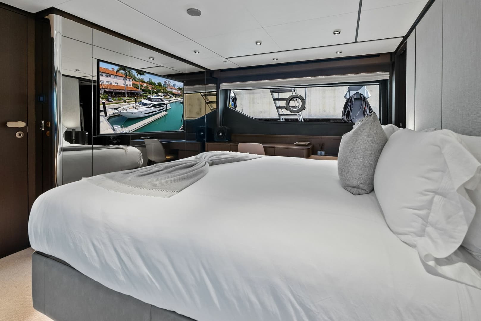 2023 Ferretti Yachts 860