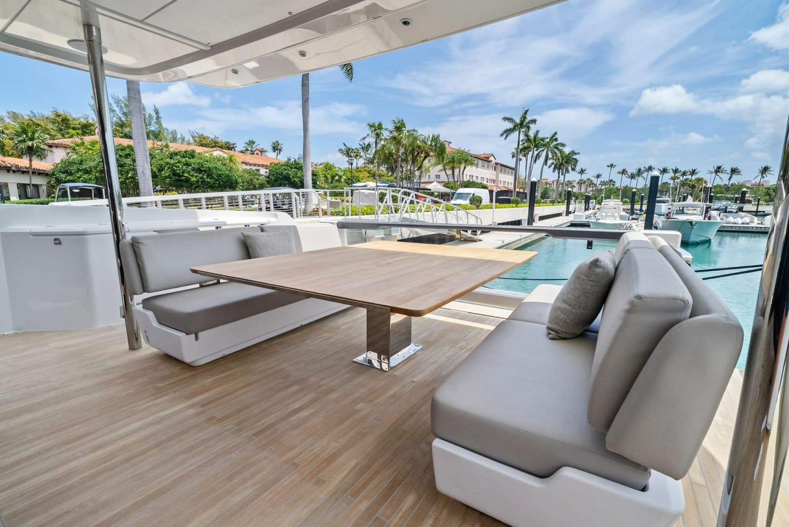 2023 Ferretti Yachts 860