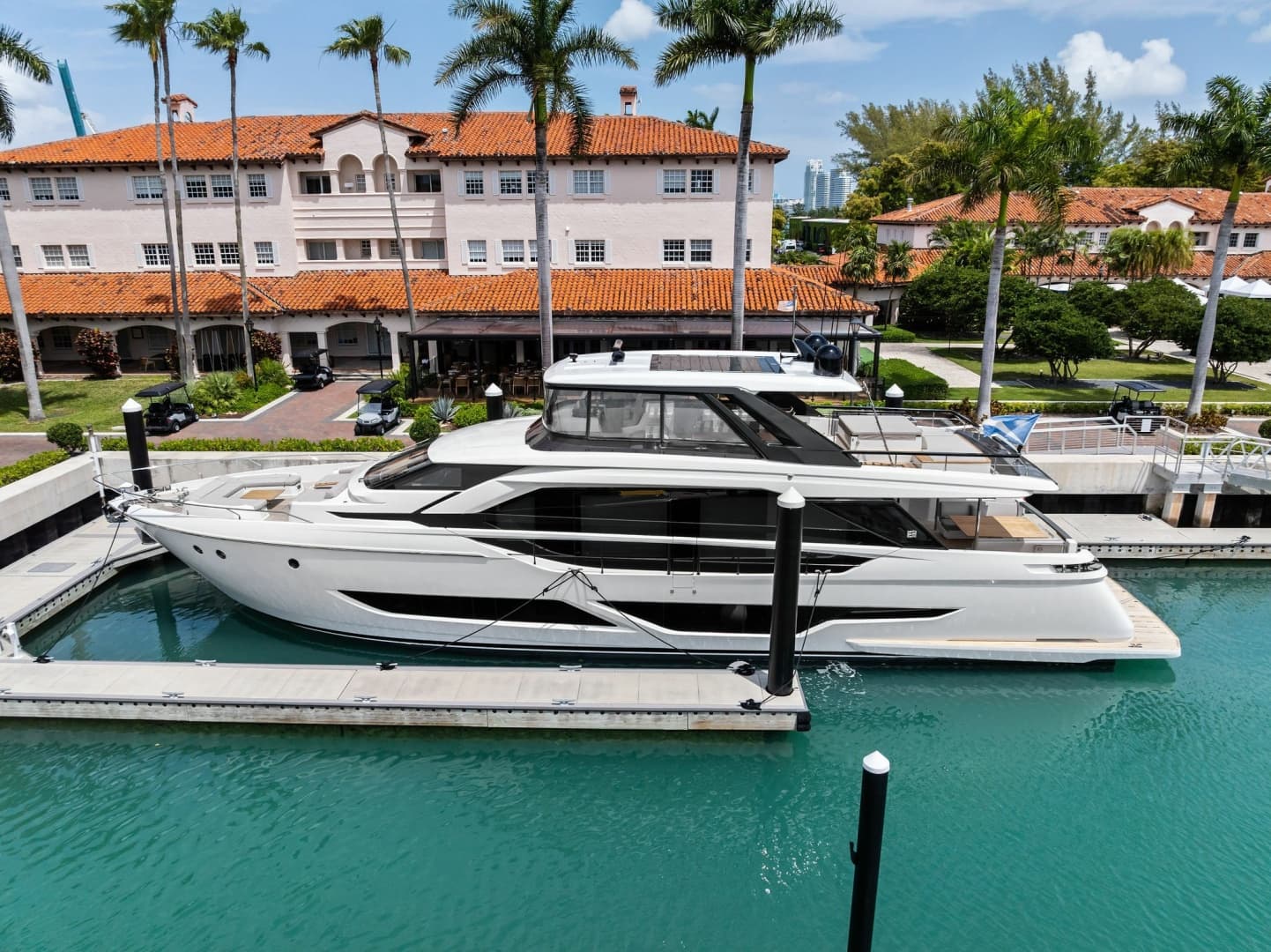 2023 Ferretti Yachts 860