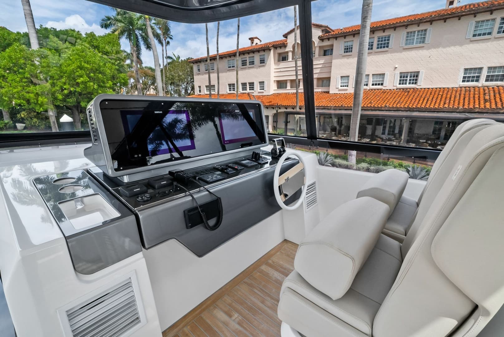 2023 Ferretti Yachts 860