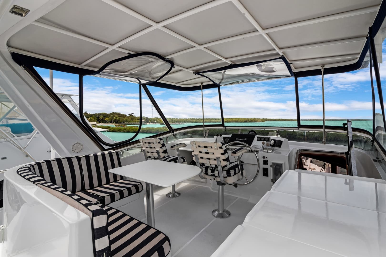 Flybridge With Top And Enclosure