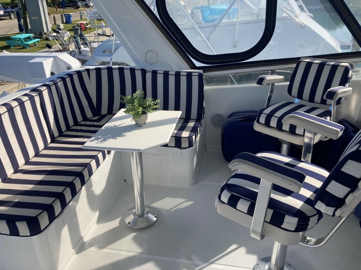 Flybridge Lounge And Table