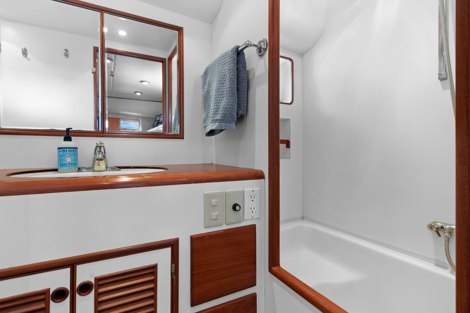 Master Stateroom Head With Tubshower Stall