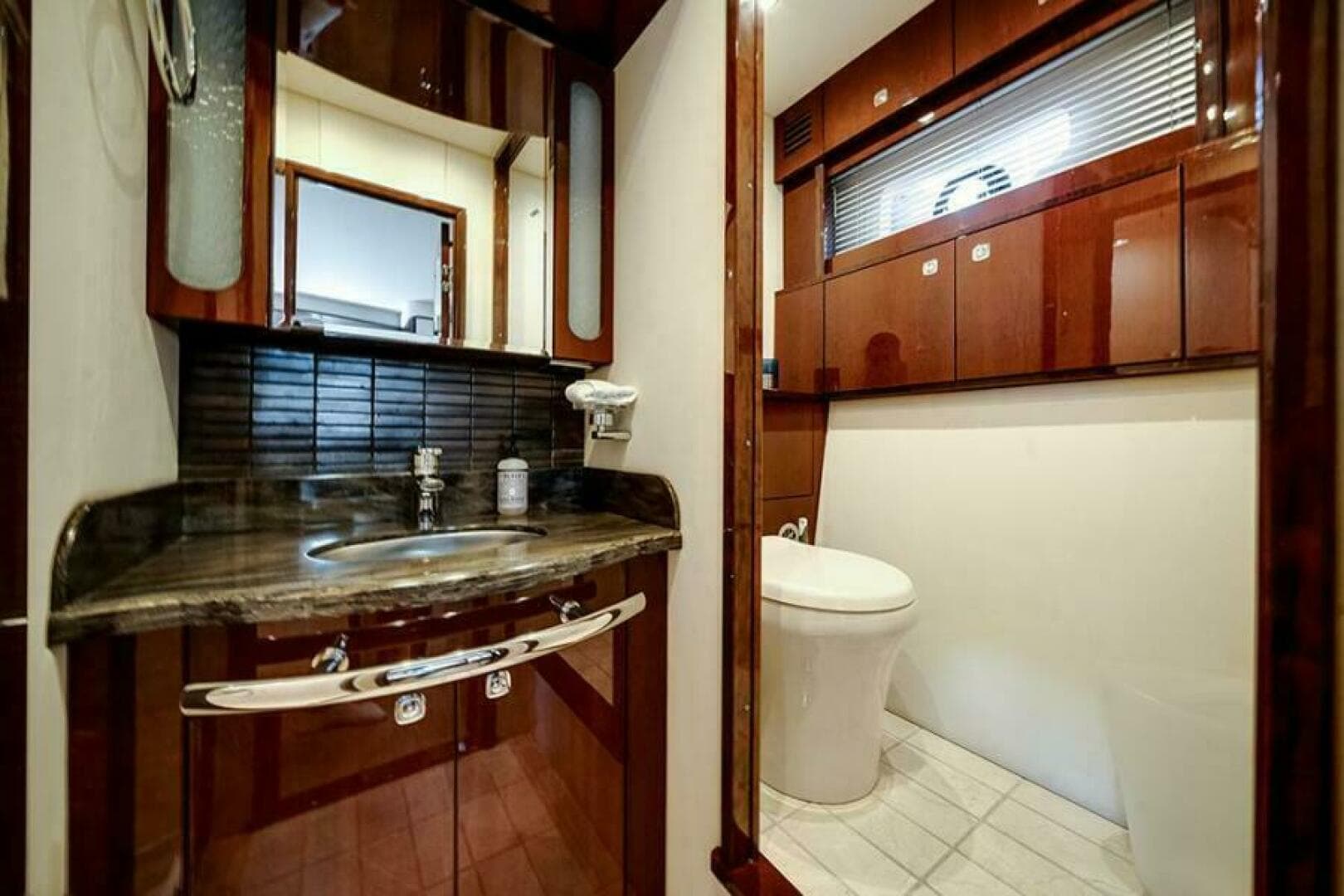 Master head with vanity