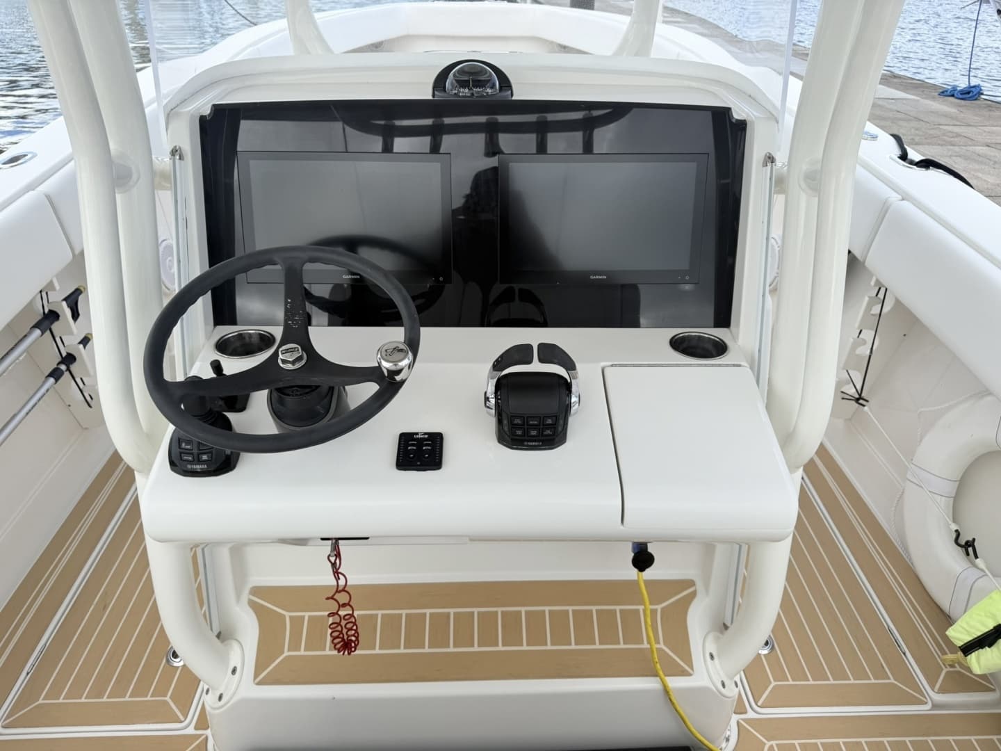 Jupiter 38 - PLAYPEN - Helm