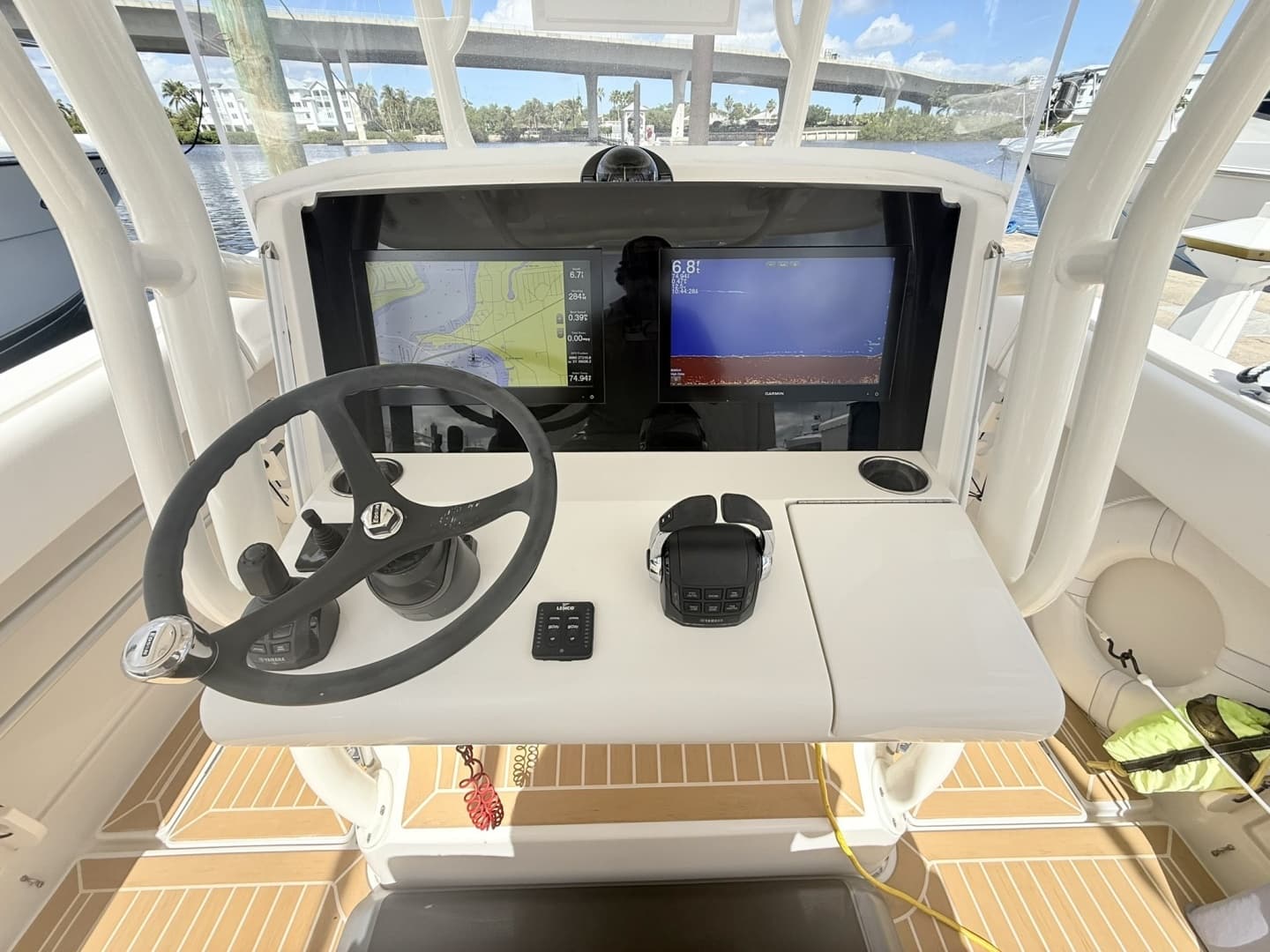 Jupiter 38 - PLAYPEN - Helm