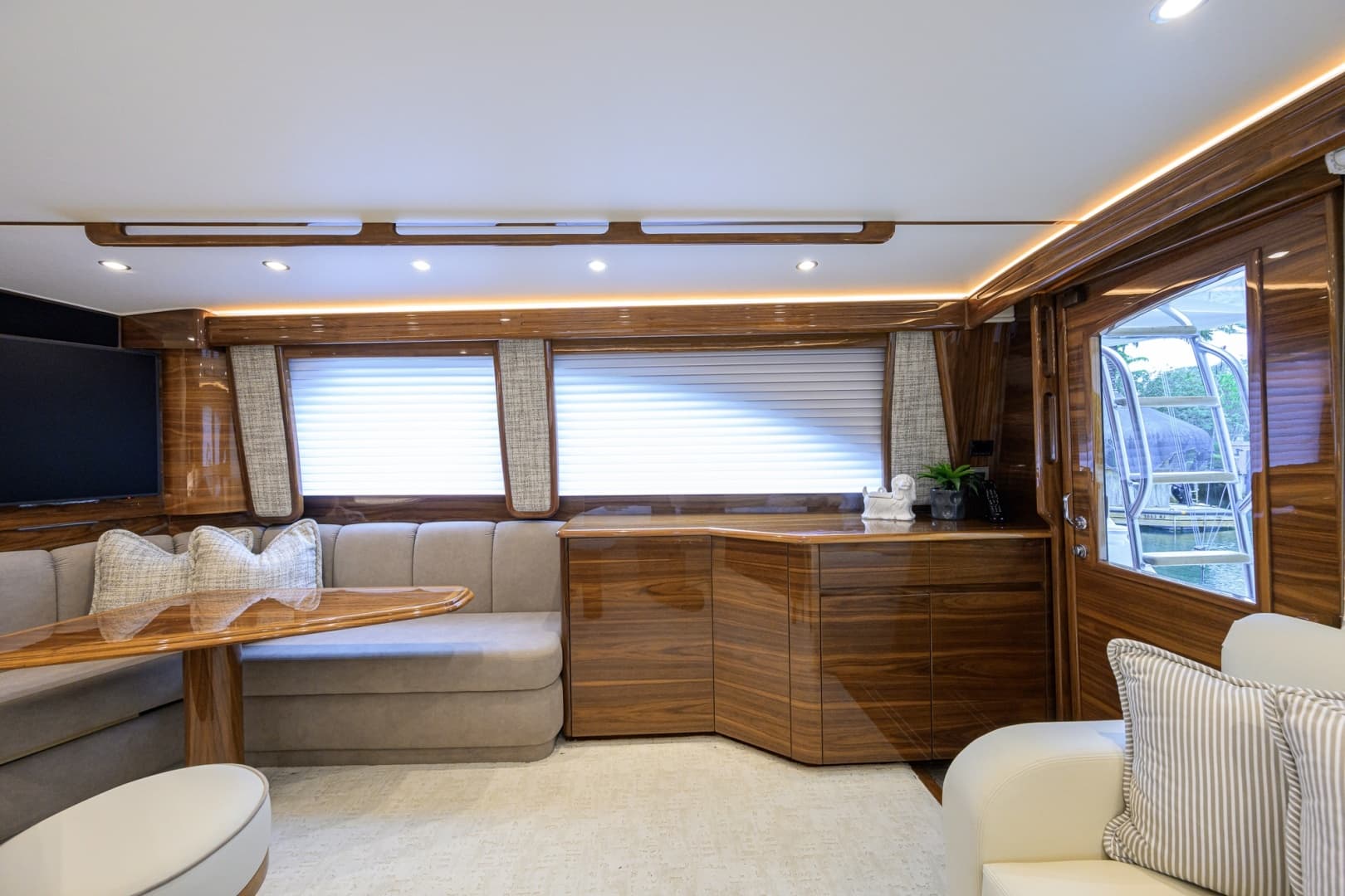 Viking 54 - Dog House - Salon