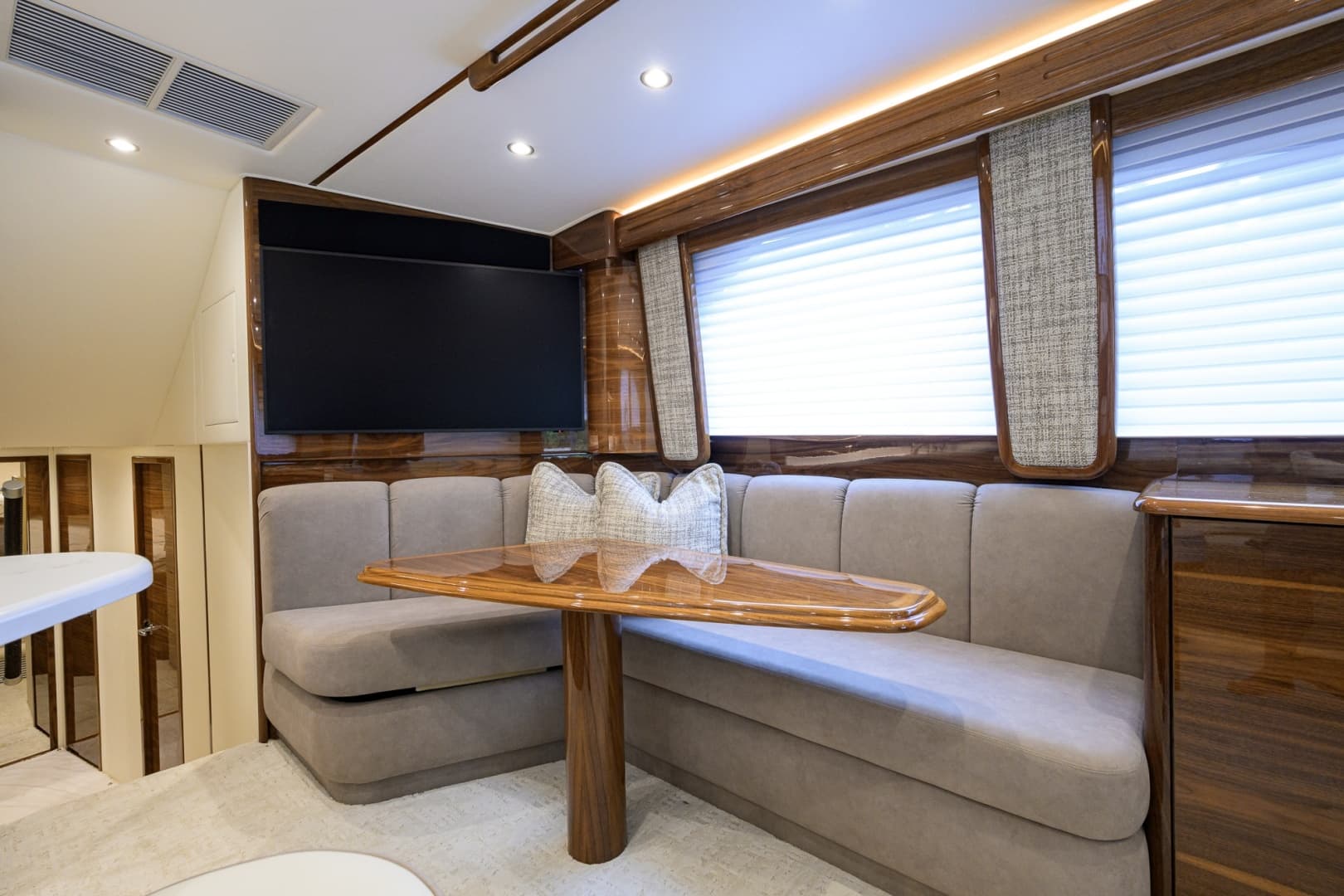 Viking 54 - Dog House - Dinette