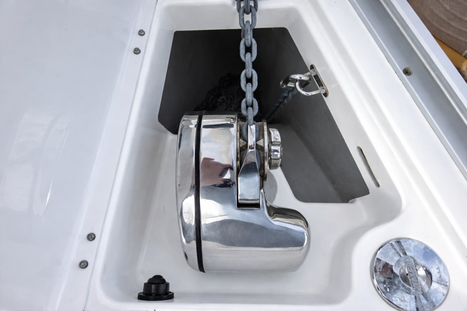 Anchor locker w/ electric windlass