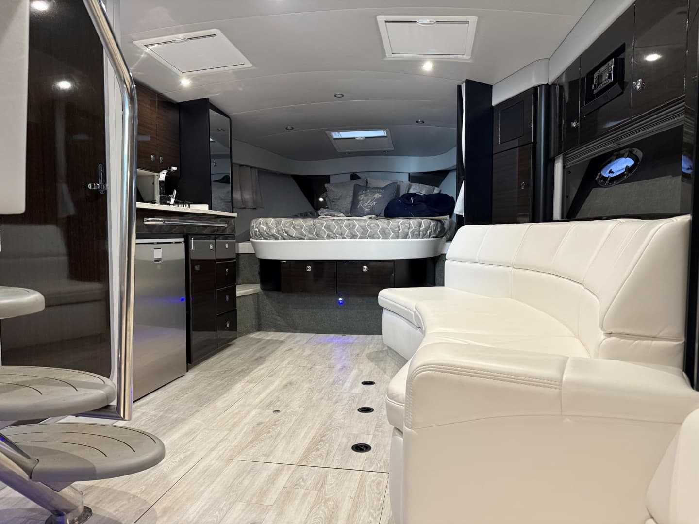 Formula 34 CLAIR DE LUNE - Cabin Seating
